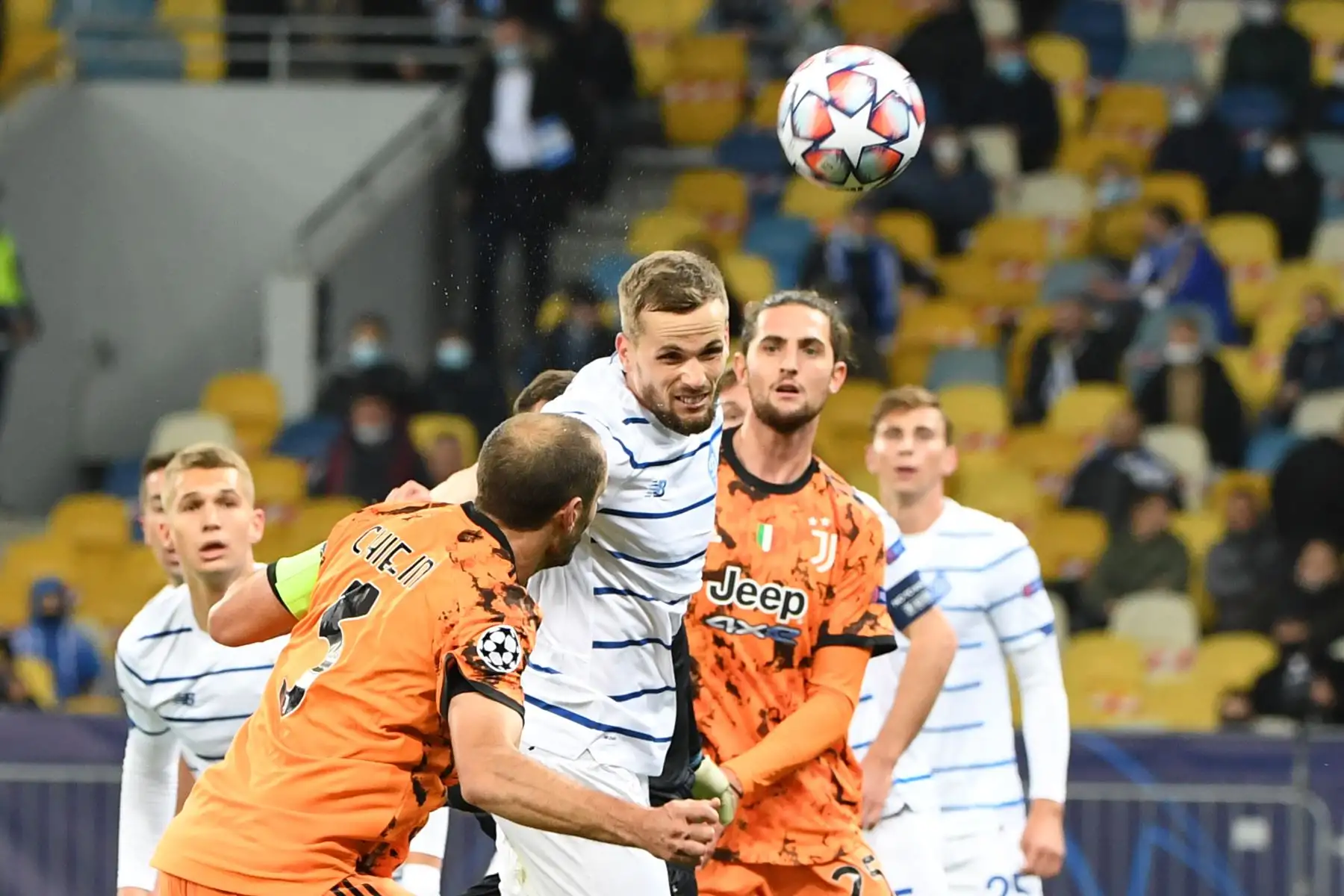El defensor italiano de la Juventus Giorgio Chiellini y el defensor polaco del Dynamo Kiev, Tomasz Kedziora, compiten por el balón durante el partido de fútbol del grupo G de la Liga de Campeones de la UEFA. Foto: AFP