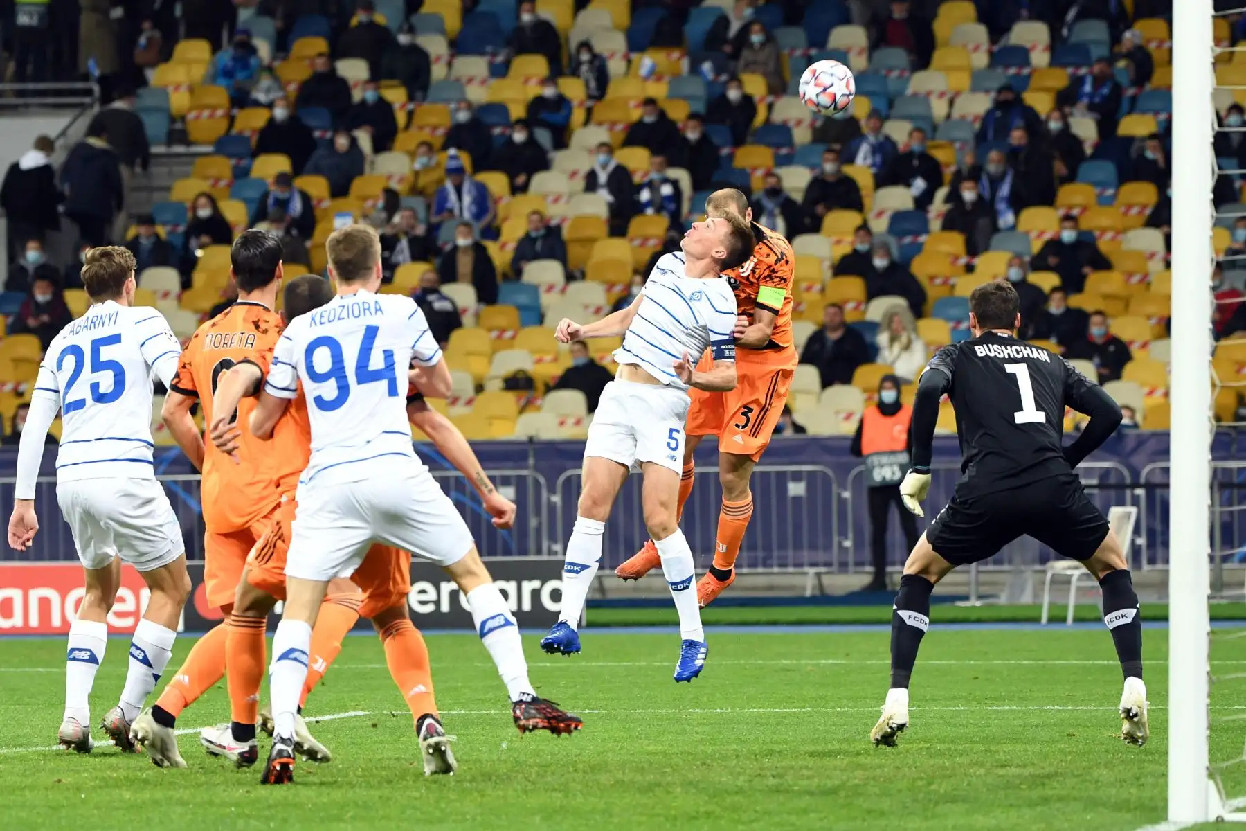 El mediocampista ucraniano del Dynamo Kiev Serhiy Sydorchuk y el defensor italiano de la Juventus, Giorgio Chiellini, compiten por el balón durante el partido de fútbol del grupo G de la Liga de Campeones de la UEFA. Foto: AFP