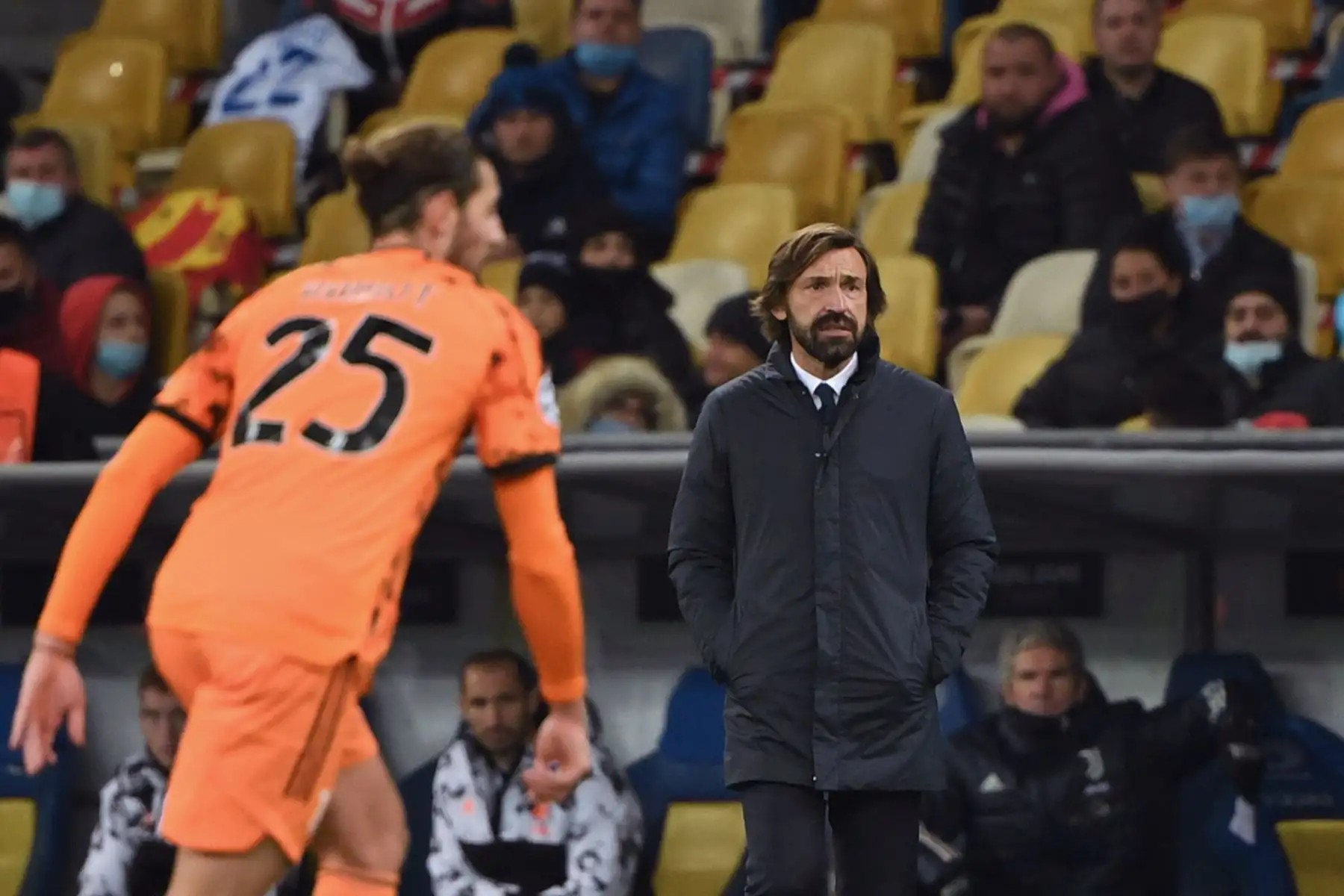 El entrenador italiano de la Juventus, Andrea Pirlo, observa el partido de su equipo ante 
Dynamo Kiev por grupo G de la Liga de Campeones de la UEFA. Foto: AFP