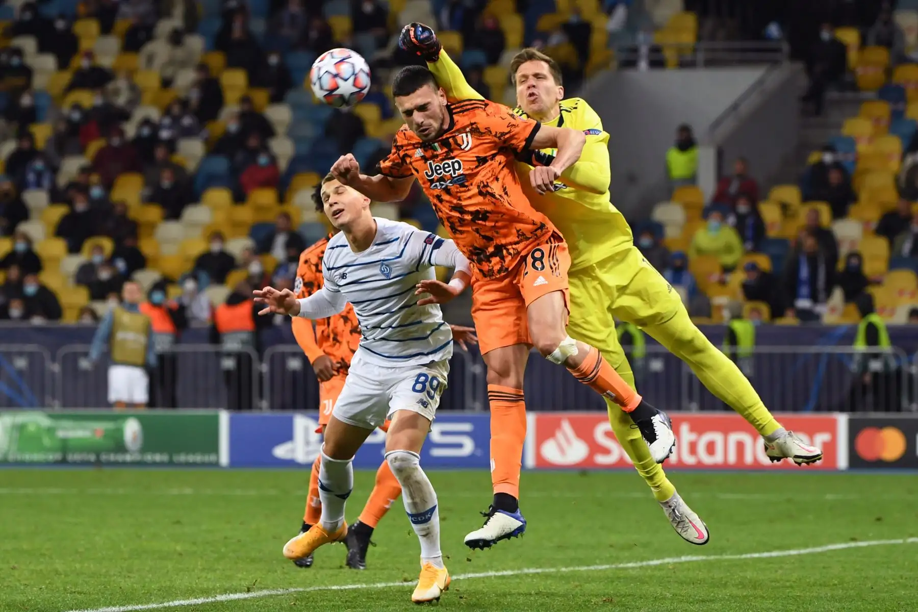 El delantero ucraniano del Dynamo, Kiev Vladyslav Supriaha, el defensor turco de la Juventus, Merih Demiral y el portero polaco de la Juventus Wojciech Szczesny en una acción durante el partido de fútbol del grupo G de la Liga de Campeones de la UEFA. Foto: AFP
