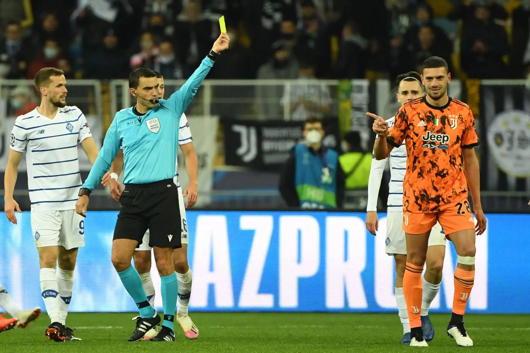 El defensor turco de la Juventus, Merih Demiral, recibe una tarjeta amarilla durante el partido de fútbol del grupo G de la Liga de Campeones de la UEFA. Foto: AFP