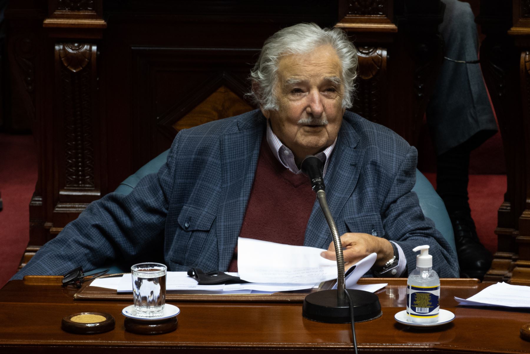 "A veces se recuerda algún futbolista o algún éxito deportivo, pero yo diría que contemporáneamente se recuerda también a José Mujica", explicó el expresidente Julio María Sanguinetti. Foto: AFP