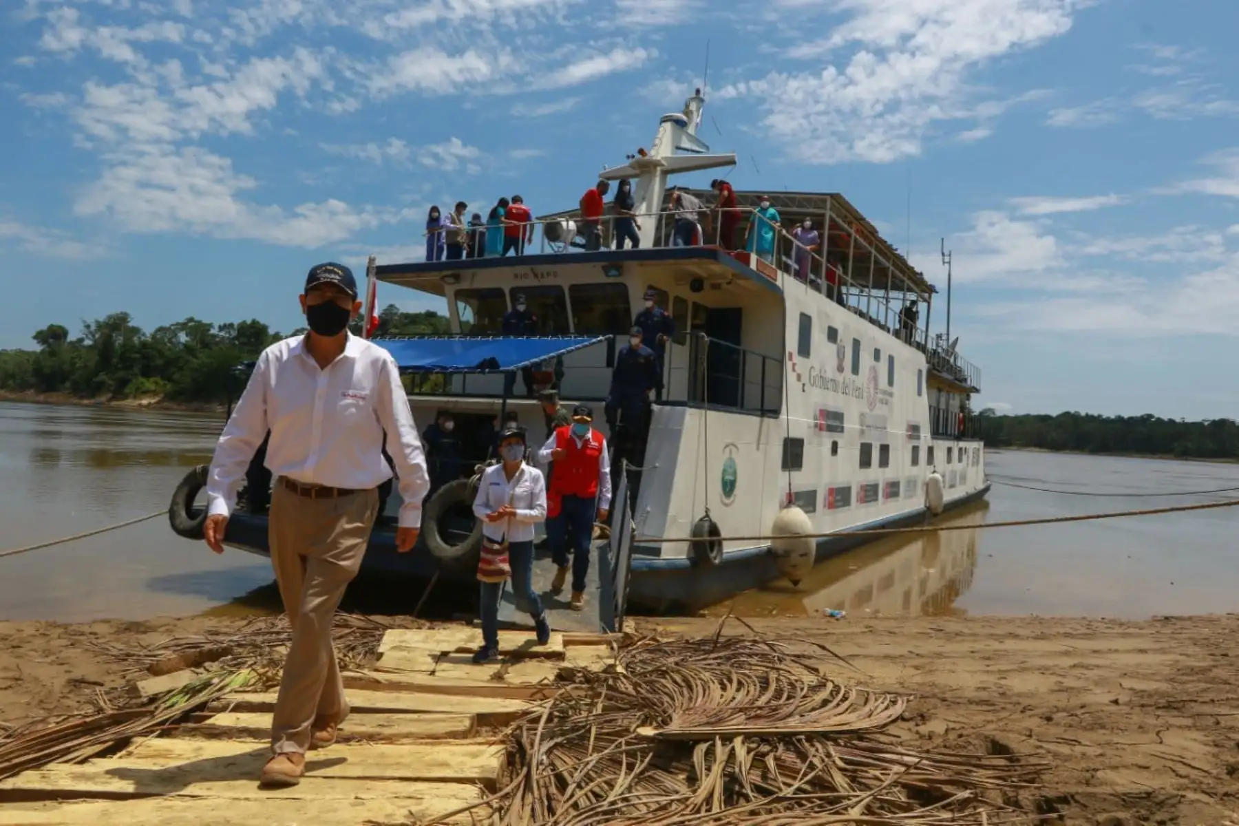 El presidente de la República, Martín Vizcarra,  supervisa  los servicios brindados por el BAP Napo en la Comunidad Nativa Nueva Soledad. 
Foto : ANDINA /Prensa Presidencia