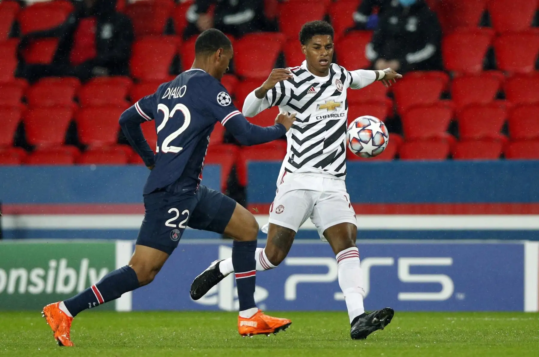 Abdou Diallo del Paris Saint Germain y Marcus Rashford del Manchester United en acción durante el partido de fútbol del Grupo H de la Liga de Campeones de la UEFA. Foto: EFE
