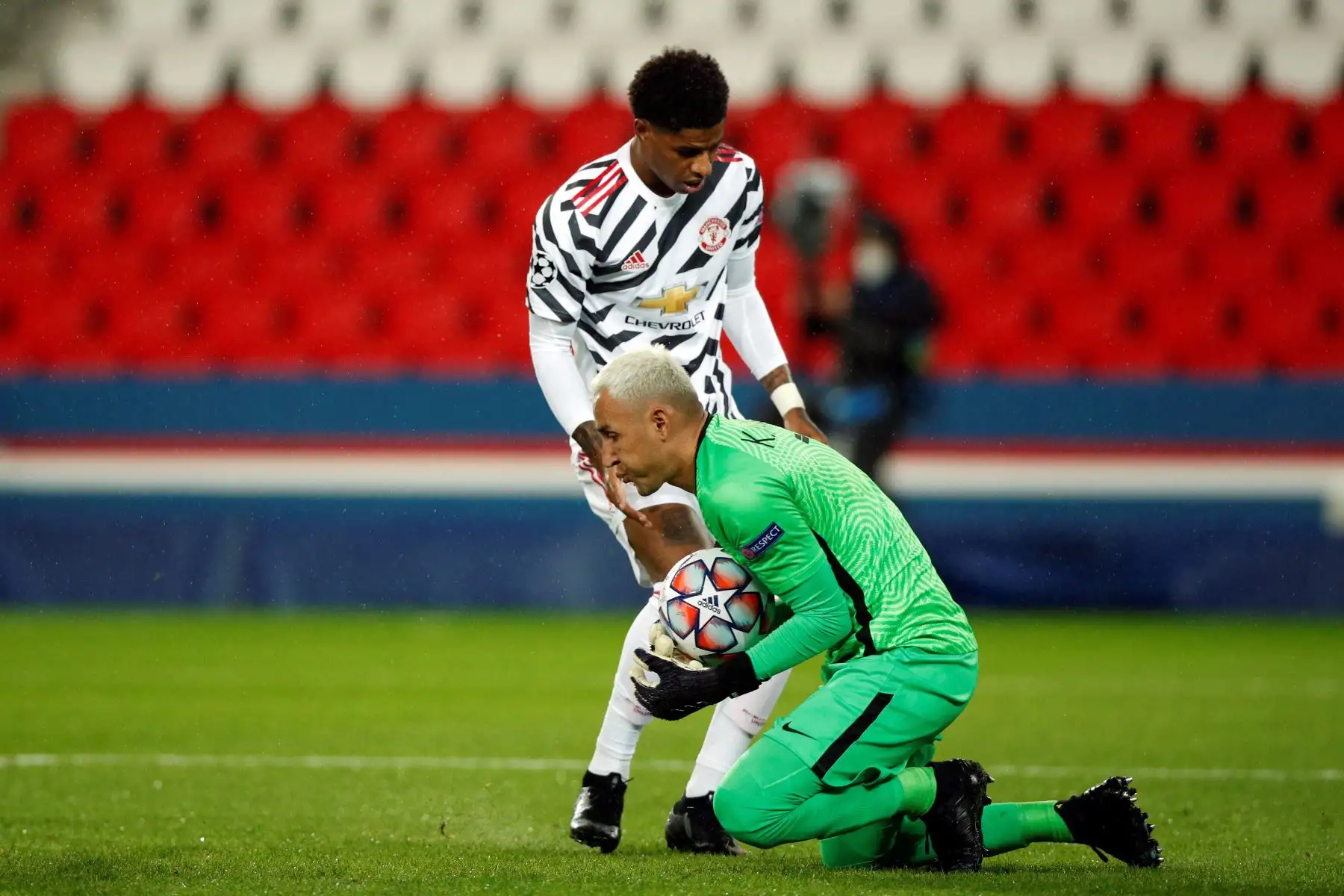 El portero del Paris Saint Germain Keylor Navas y Marcus Rashford del Manchester United en acción durante el partido de fútbol del Grupo H de la Liga de Campeones de la UEFA. Foto: EFE