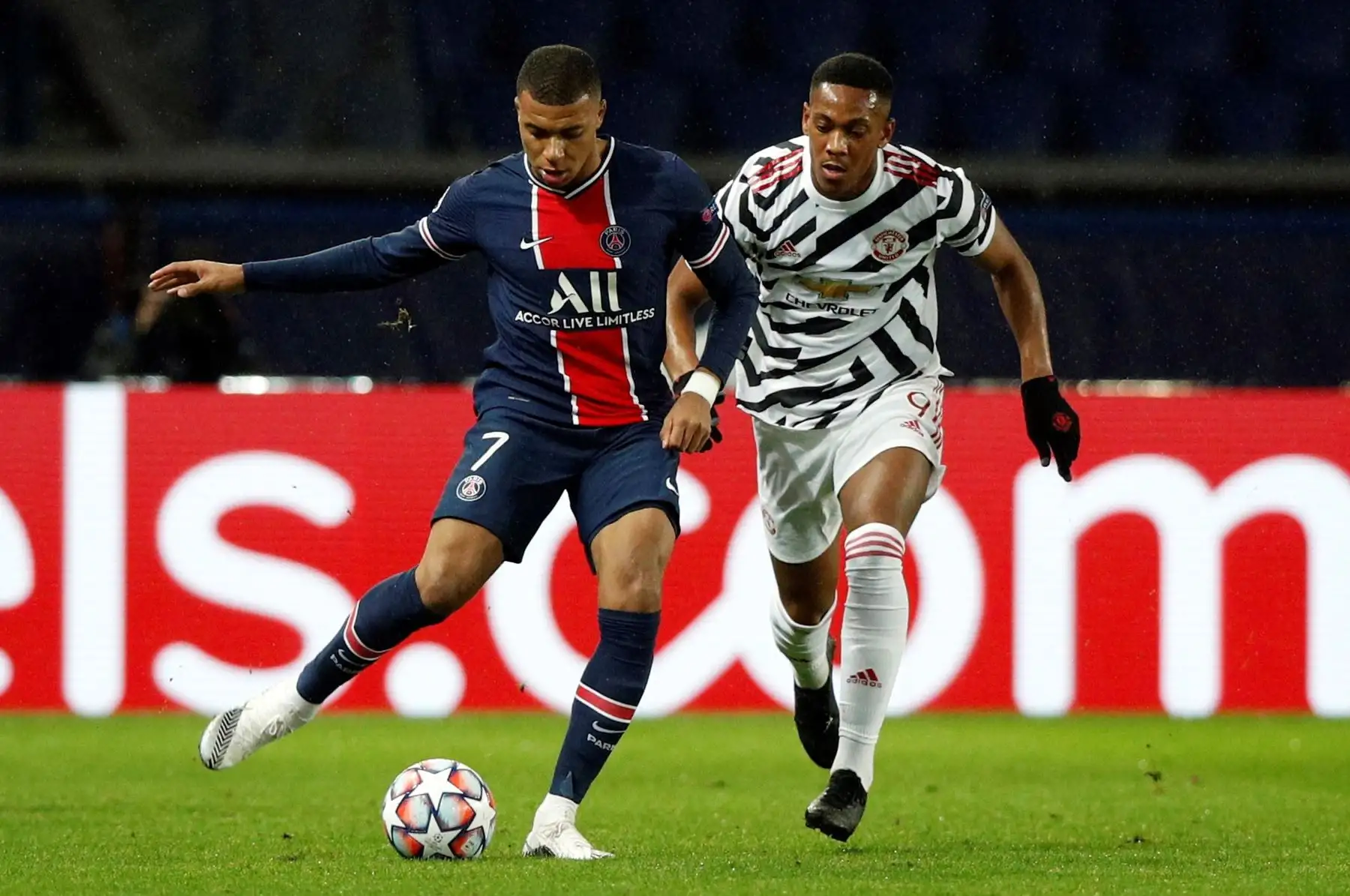 Kylian Mbappé del Paris Saint Germain y Anthony Martial del Manchester United en acción durante el partido de fútbol del Grupo H de la Liga de Campeones de la UEFA. Foto: EFE