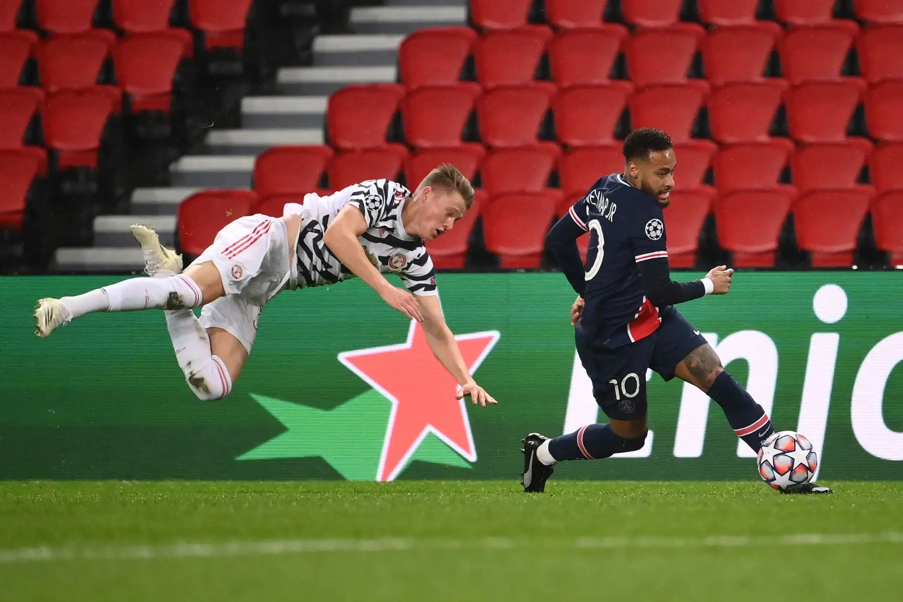 El delantero brasileño del Paris Saint-Germain Neymar compite por el balón con el centrocampista escocés del Manchester United, Scott McTominay, durante el partido de ida del Grupo H de la Liga de Campeones de la UEFA. Foto: AFP
