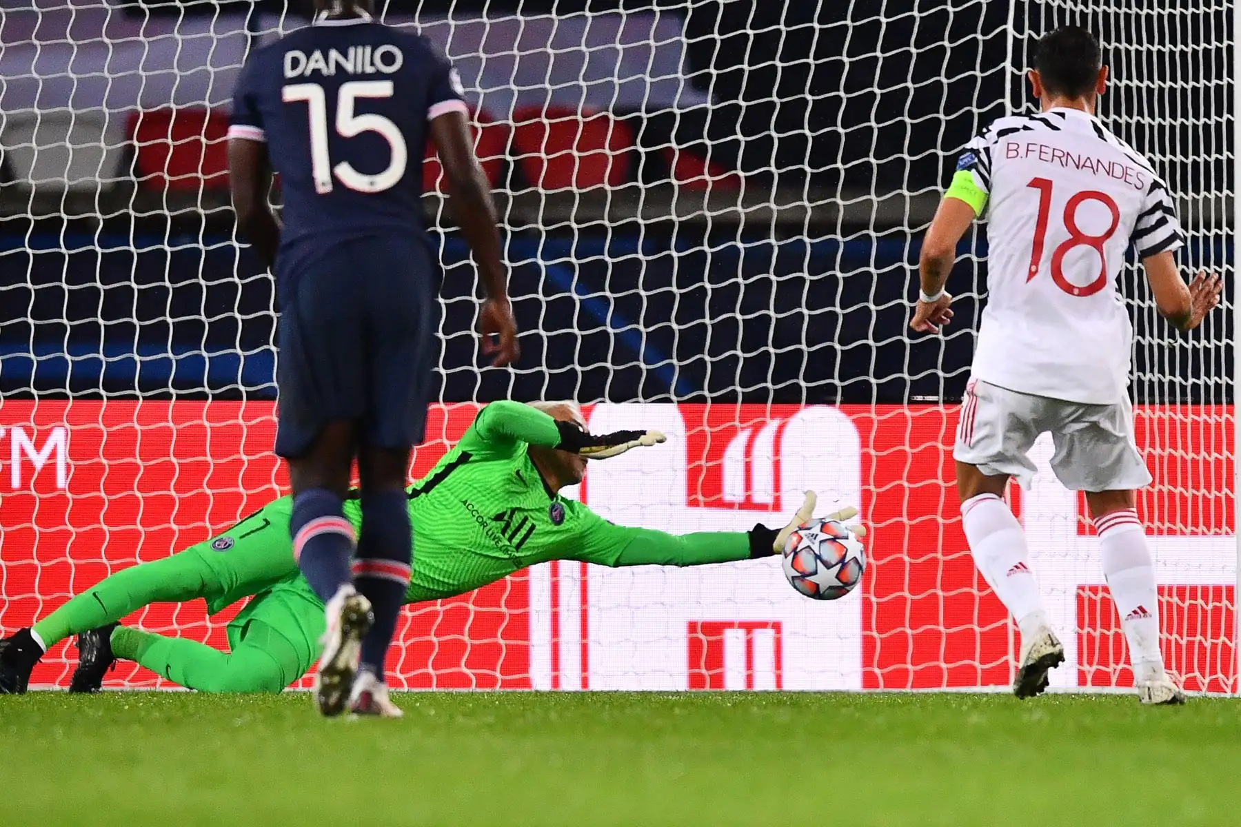 El portero costarricense del Paris Saint-Germain, Keylor Navas, detiene un penalti durante el partido ante Manchester United por el grupo Grupo H de la Liga de Campeones de la UEFA. Foto: AFP
