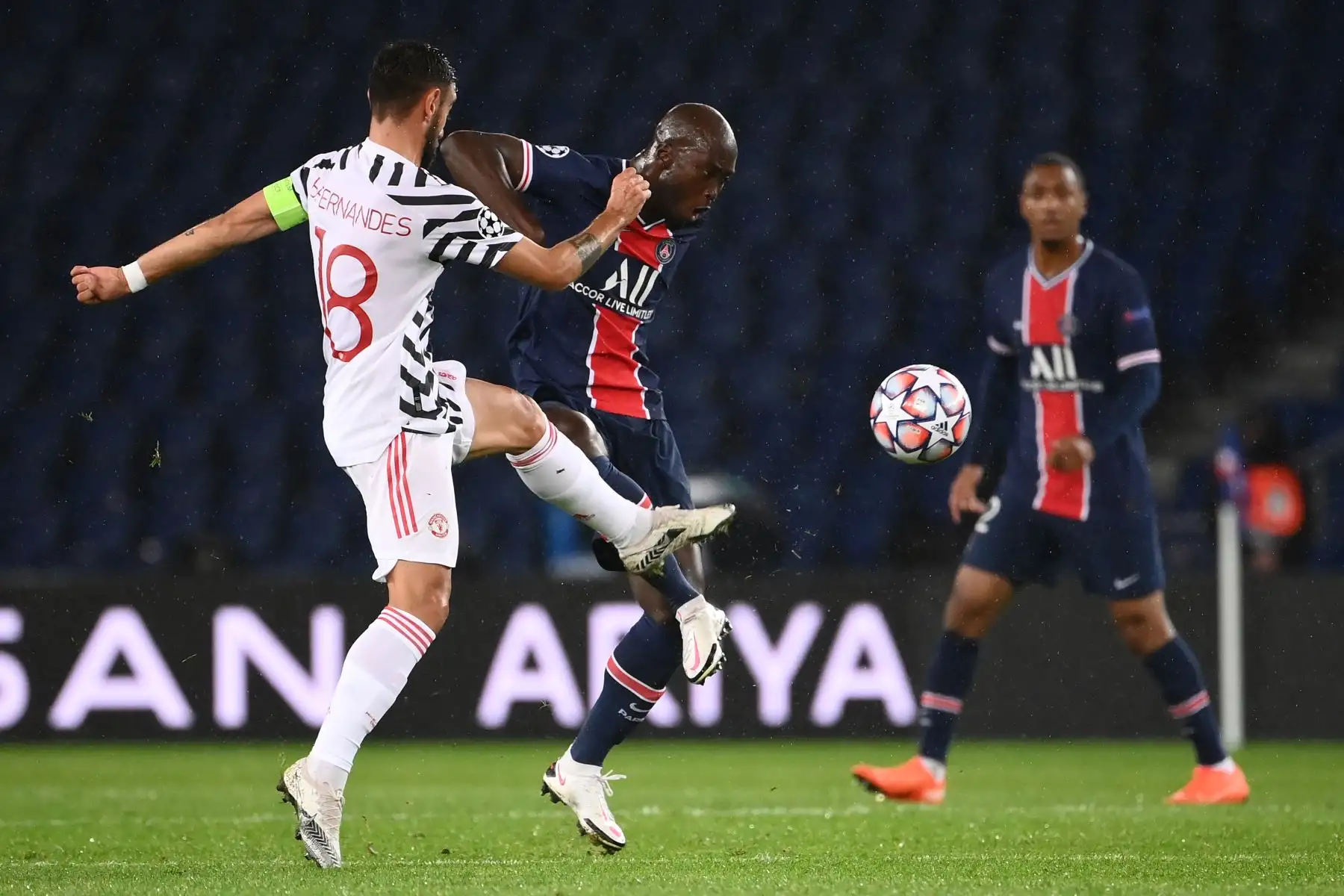 El centrocampista portugués del Manchester United Bruno Fernandes (compite por el balón contra el centrocampista portugués del Paris Saint-Germain,  Danilo, durante el partido del Grupo H de la Liga de Campeones de la UEFA. Foto: AFP