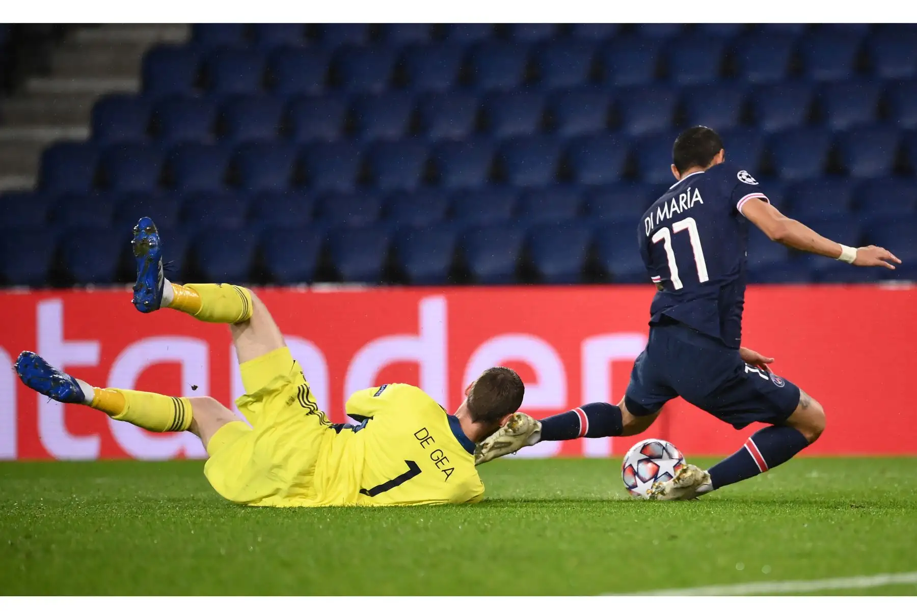 El centrocampista argentino del Paris Saint-Germain, Angel Di Maria, compite por el balón contra el portero español del Manchester United, David de Gea, durante el partido de ida del Grupo H de la Liga de Campeones de la UEFA. Foto: AFP