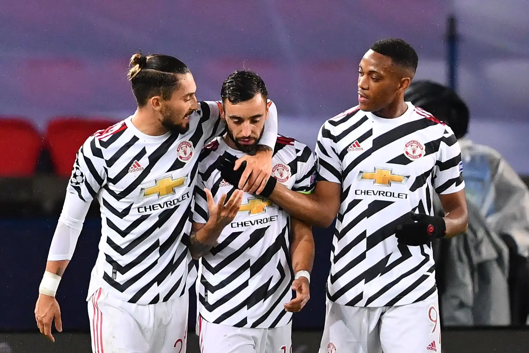 El centrocampista portugués del Manchester United Bruno Fernandes celebra con sus compañeros de equipo después de marcar un penalti durante el partido contra PSG por la Liga de Campeones la UEFA. Foto: AFP