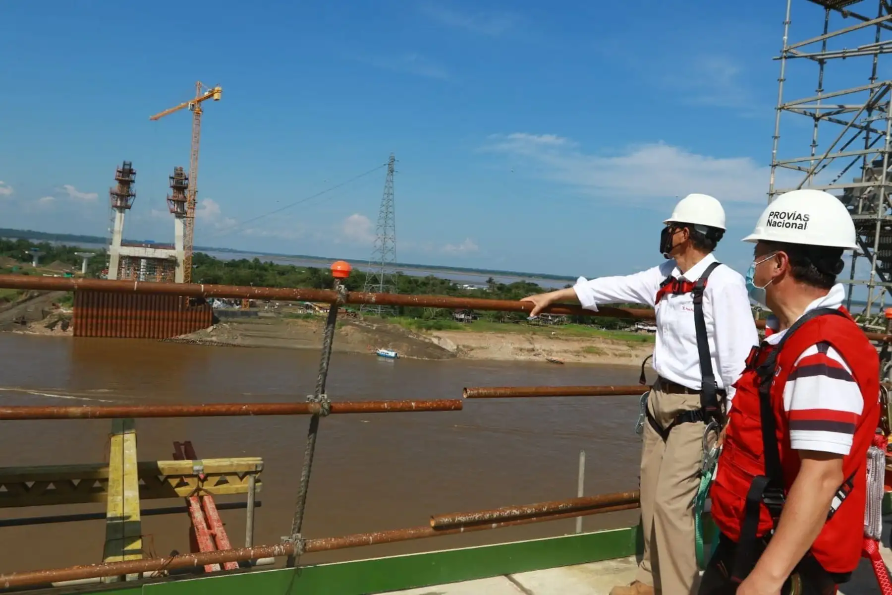 Desde Loreto, el presidente Martin Vizcarra, junto al ministro de Transporte, Carlos Estremadoyro, supervisan el avance de obras de la construcción del puente Nanay. Foto: ANDINA/Prensa Presidencia