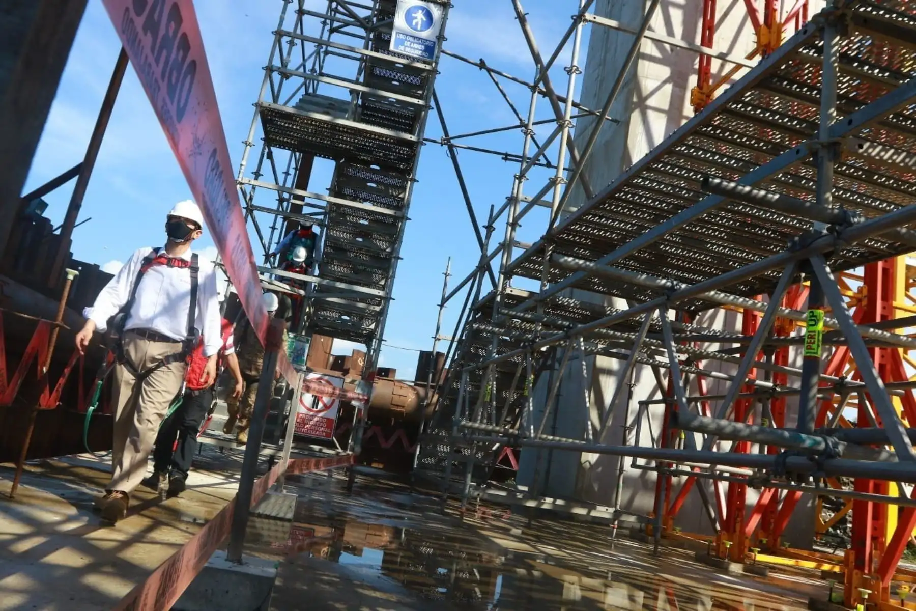 Desde Loreto, el presidente Martin Vizcarra, junto al ministro de Transporte, Carlos Estremadoyro, supervisan el avance de obras de la construcción del puente Nanay. Foto: ANDINA/Prensa Presidencia