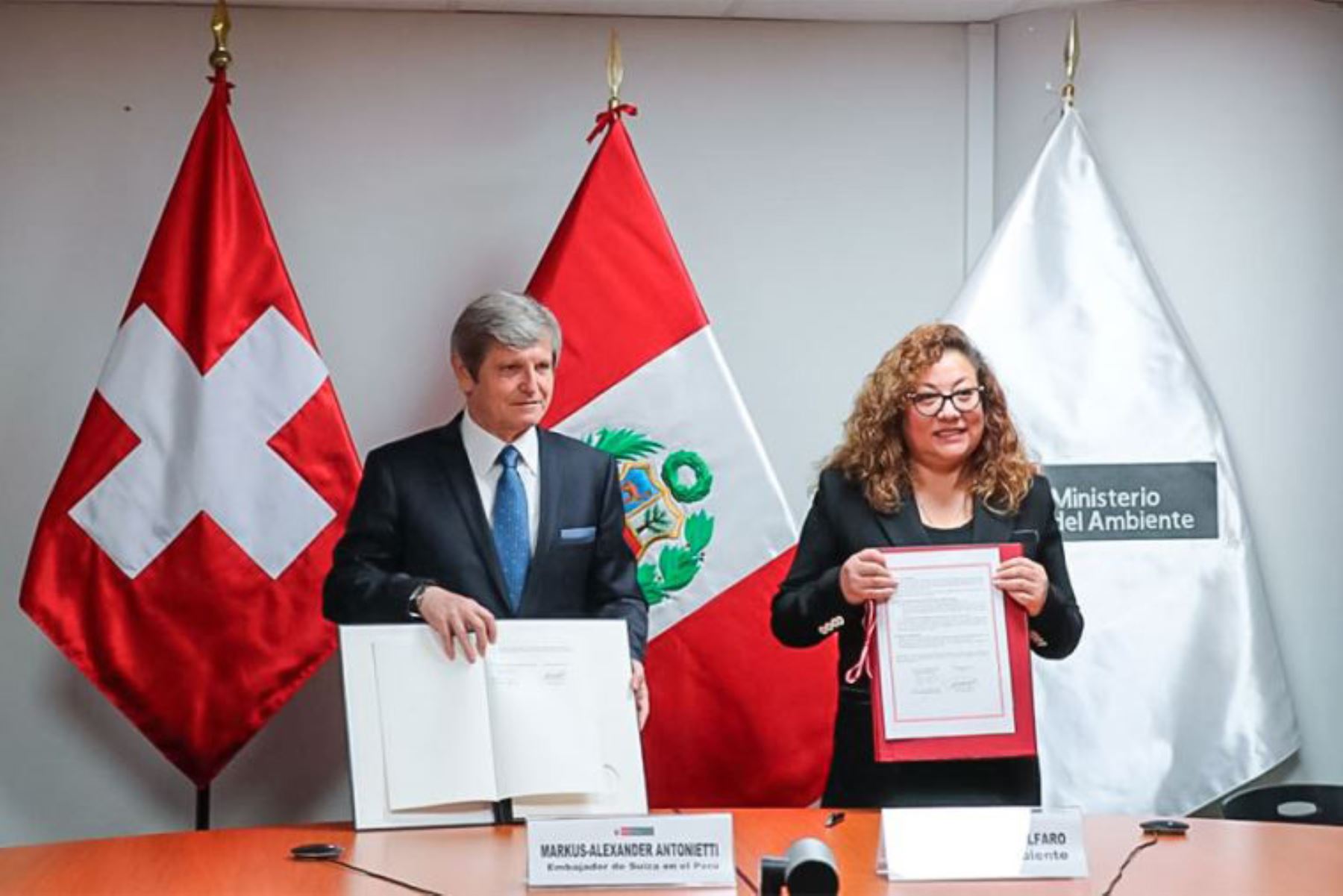 Environment Minister Kirla Echegaray and Swiss Ambassador to Peru Markus-Alexander Antonietti.