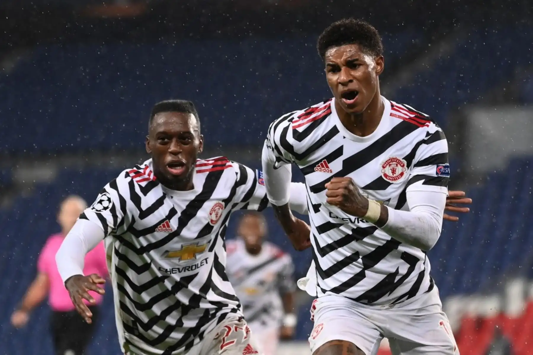 El delantero inglés del Manchester United, Marcus Rashford, celebra después de marcar un gol durante el partido de fútbol de ida del Grupo H de la UEFA Europa League entre el Paris Saint-Germain (PSG) y el Manchester United en el estadio Parc des Princes en París. Foto: AFP