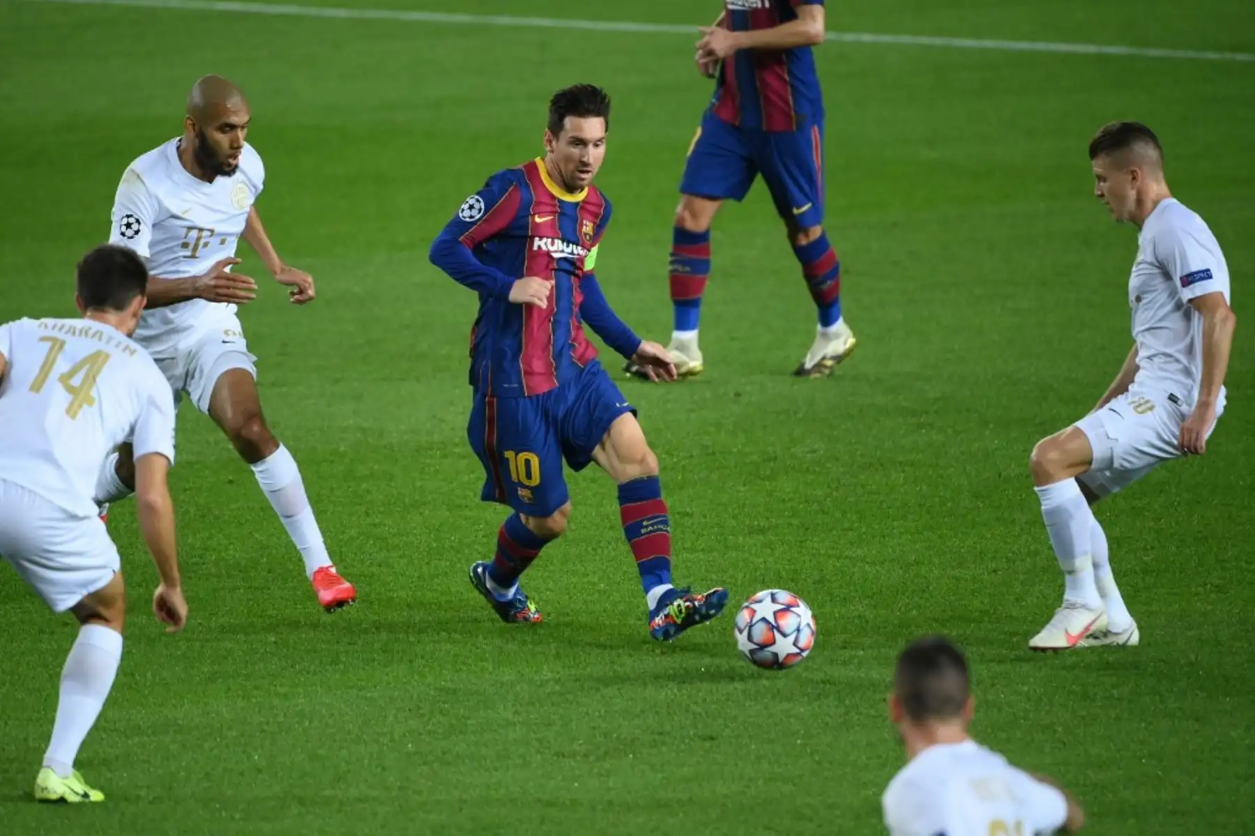 El delantero argentino del Barcelona Lionel Messi desafía la defensa de los Ferencvaros durante el partido de fútbol de la Liga de Campeones de la UEFA entre el FC Barcelona y el Ferencvarosi TC en el estadio Camp Nou de Barcelona el 20 de octubre de 2020. Foto: AFP