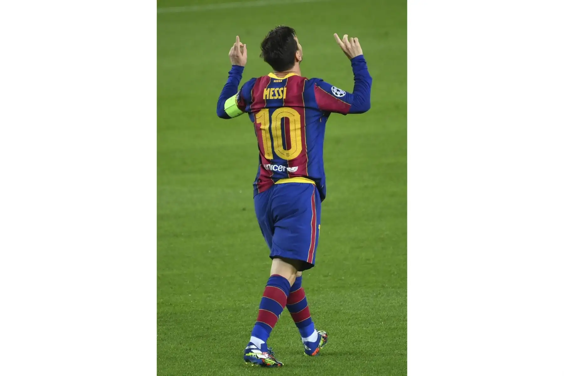 El delantero argentino del Barcelona Lionel Messi celebra tras anotar un penalti durante el partido de fútbol de la UEFA Champions League entre el FC Barcelona y el Ferencvarosi TC en el estadio Camp Nou de Barcelona el 20 de octubre de 2020. Foto: AFP