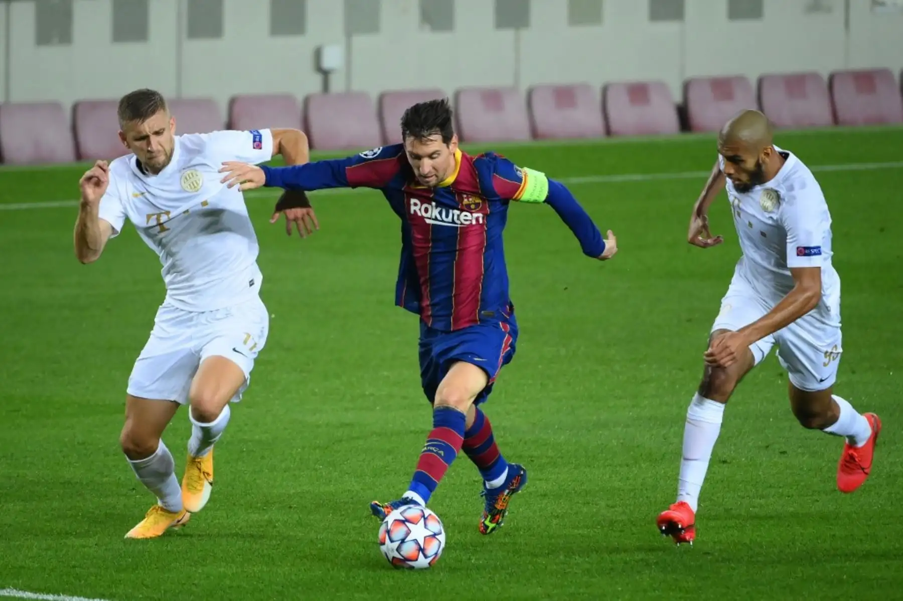 El mediocampista bosnio de Ferencvaros Eldar Civic y la mediocampista francesa de Ferencvaros Aissa Laidouni desafían al delantero argentino de Barcelona Lionel Messi durante el partido de fútbol de la UEFA Champions League entre el FC Barcelona y Ferencvarosi TC en el estadio Camp Nou de Barcelona el 20 de octubre de 2020. Foto: AFP