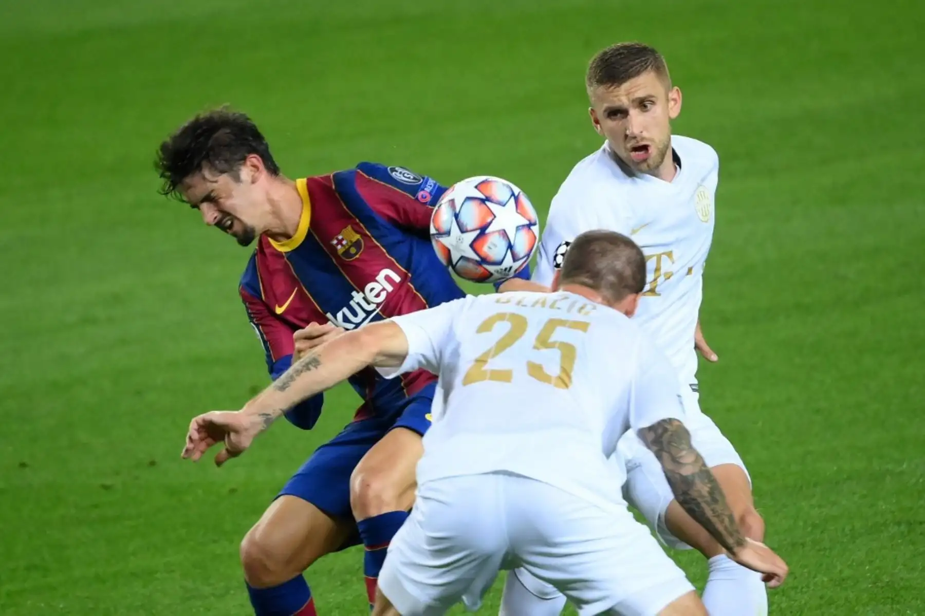 El delantero portugués del Barcelona Francisco Trincao (L) desafía al defensor esloveno de Ferencvaros Miha Blazic y al mediocampista bosnio de Ferencvaros Eldar Civic durante el partido de fútbol de la UEFA Champions League entre el FC Barcelona y el Ferencvarosi TC en el estadio Camp Nou de Barcelona. Foto: AFP