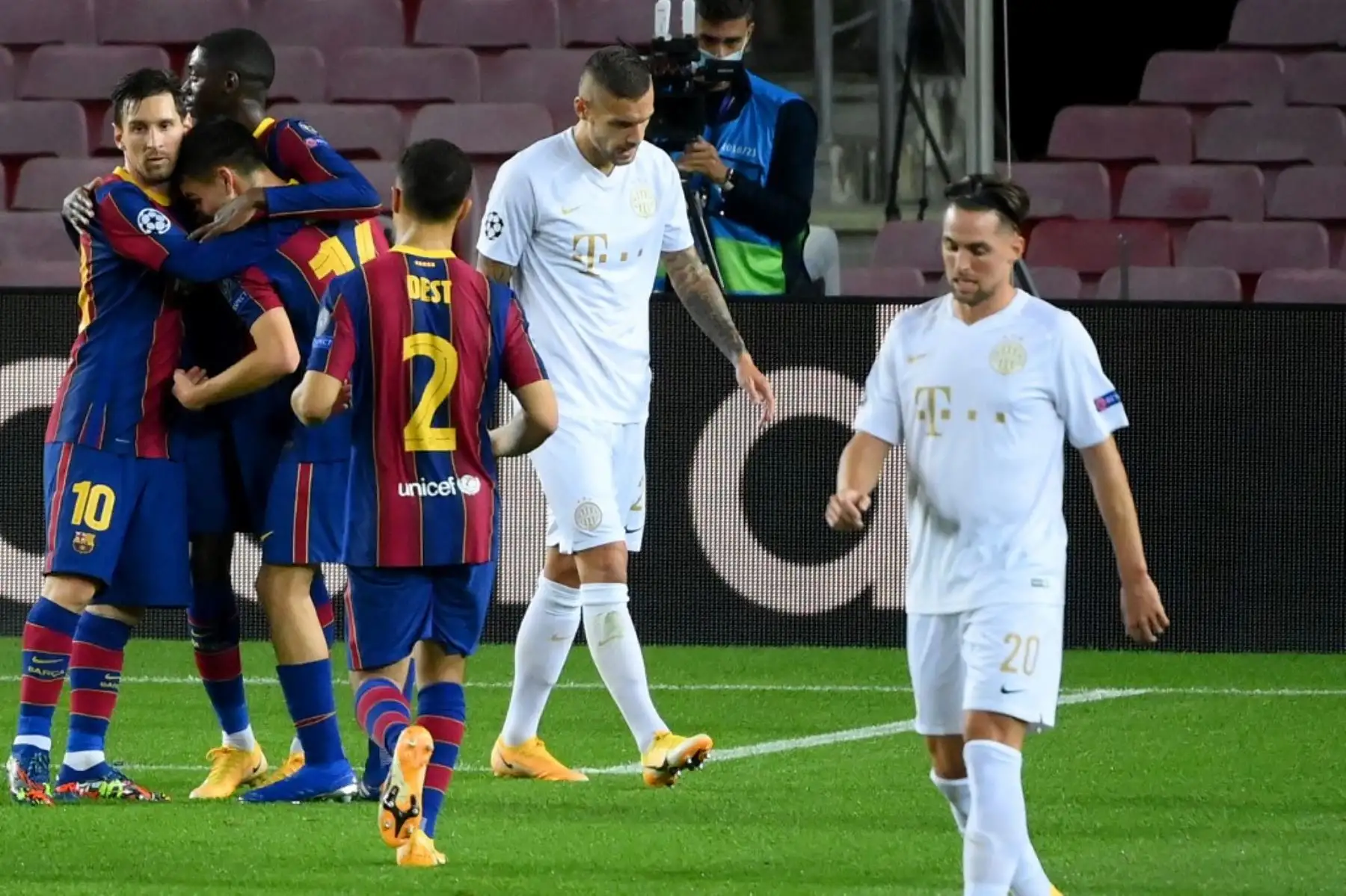El mediocampista español del Barcelona, Pedri, celebra con el delantero argentino del Barcelona Lionel Messi tras marcar durante el partido de fútbol de la UEFA Champions League entre el FC Barcelona y el Ferencvarosi TC en el estadio Camp Nou de Barcelona. Foto: AFP