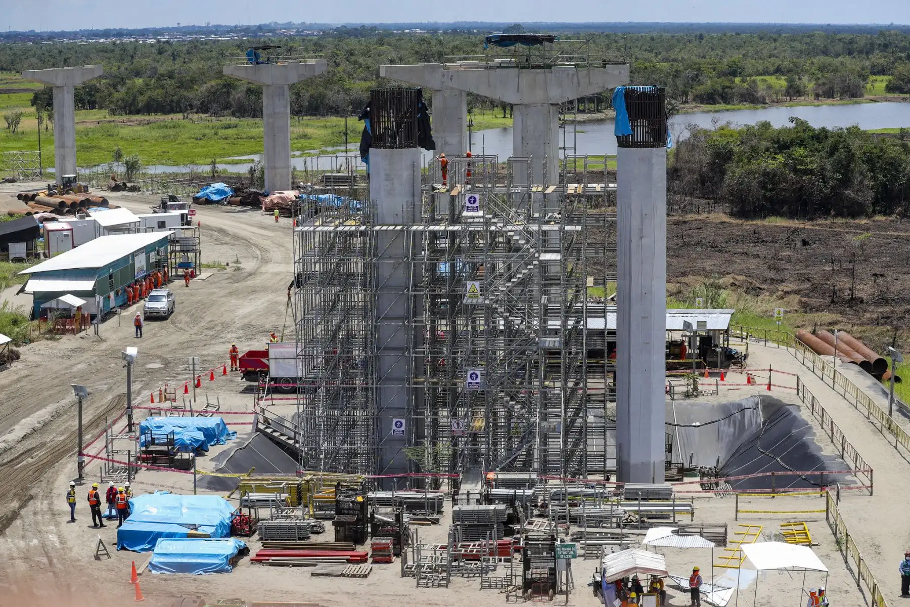 Desde Loreto, el presidente Martin Vizcarra, junto al ministro de Transporte, Carlos Estremadoyro, supervisan el avance de obras de la construcción del puente Nanay. Foto: ANDINA/Prensa Presidencia