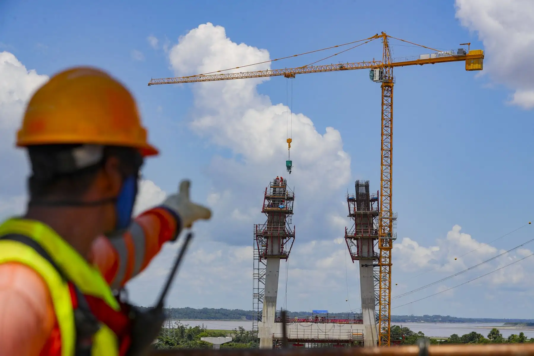 Desde Loreto, el presidente Martin Vizcarra, junto al ministro de Transporte, Carlos Estremadoyro, supervisan el avance de obras de la construcción del puente Nanay. Foto: ANDINA/Prensa Presidencia