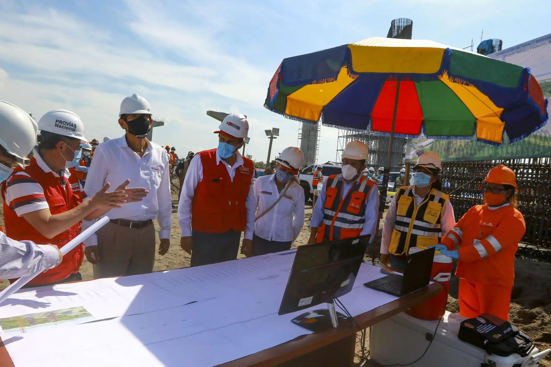 Desde Loreto, el presidente Martin Vizcarra, junto al ministro de Transporte, Carlos Estremadoyro, supervisan el avance de obras de la construcción del puente Nanay. Foto: ANDINA/Prensa Presidencia