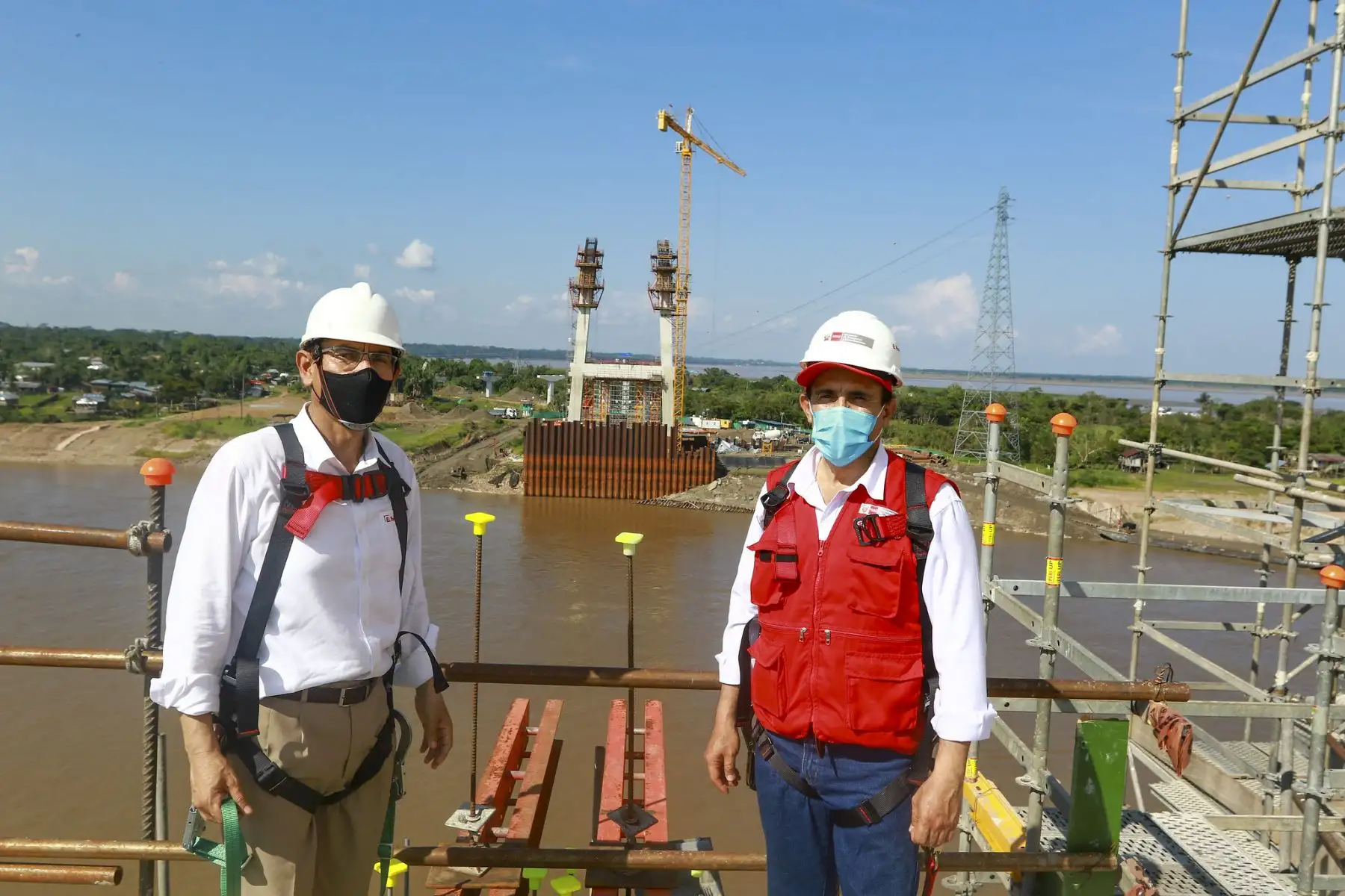 Desde Loreto, el presidente Martin Vizcarra, junto al ministro de Transporte, Carlos Estremadoyro, supervisan el avance de obras de la construcción del puente Nanay. Foto: ANDINA/Prensa Presidencia