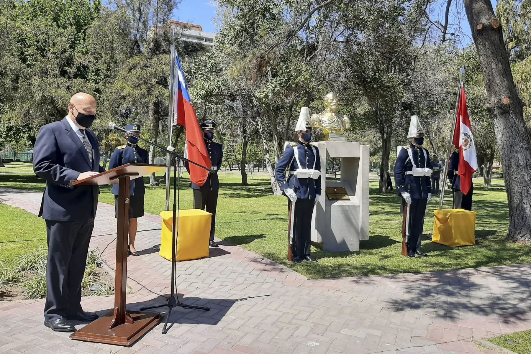 En una solemne ceremonia el Embajador del Perú en Chile, Jaime Pomareda Montenegro y el Comandante de Educación y Doctrina del Ejército de Chile, General de División Javier Iturriaga del Campo, develaron un busto del Coronel Francisco Bolognesi Cervantes, héroe y mártir del Perú, en el Paseo de los Próceres de la Escuela Militar General Bernardo O’Higgins de Chile. Foto: @El PeruenChile