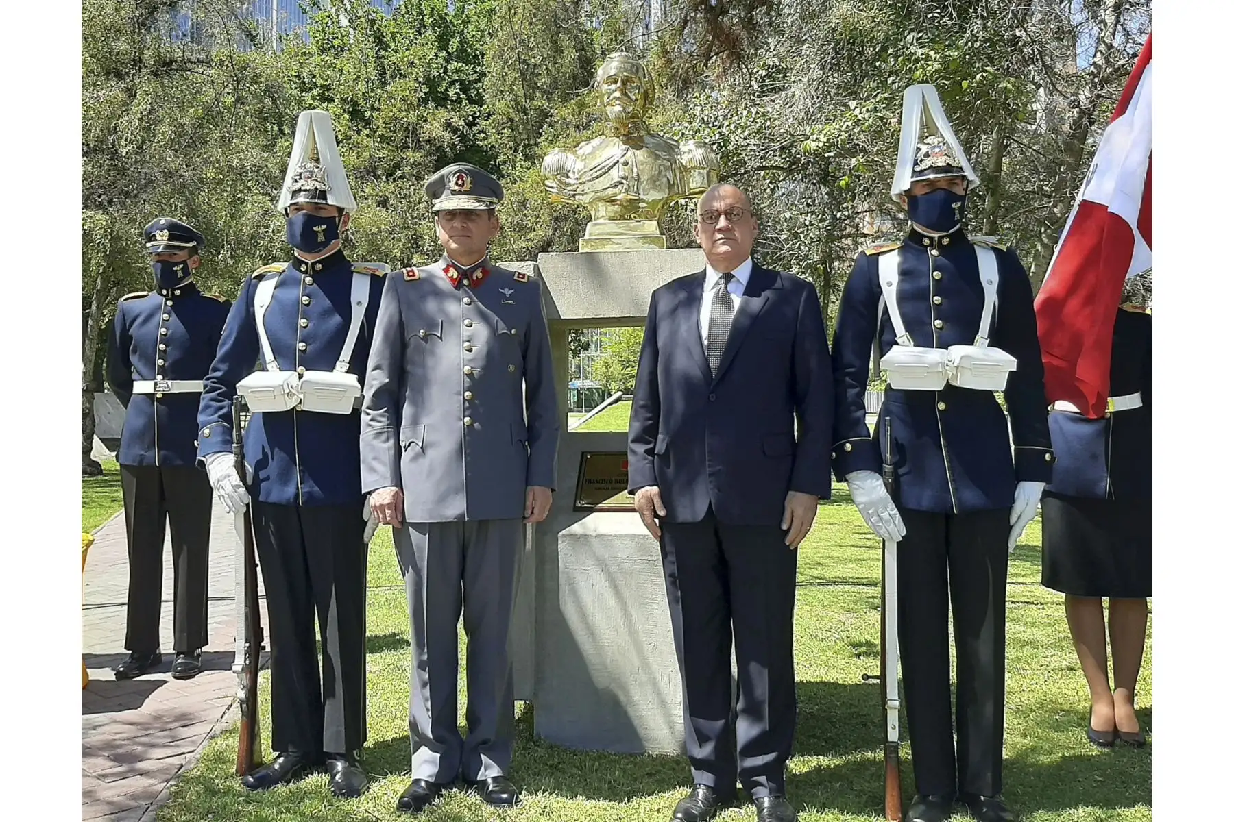 En una solemne ceremonia el Embajador del Perú en Chile, Jaime Pomareda Montenegro y el Comandante de Educación y Doctrina del Ejército de Chile, General de División Javier Iturriaga del Campo, develaron un busto del Coronel Francisco Bolognesi Cervantes, héroe y mártir del Perú, en el Paseo de los Próceres de la Escuela Militar General Bernardo O’Higgins de Chile. Foto: @El PeruenChile