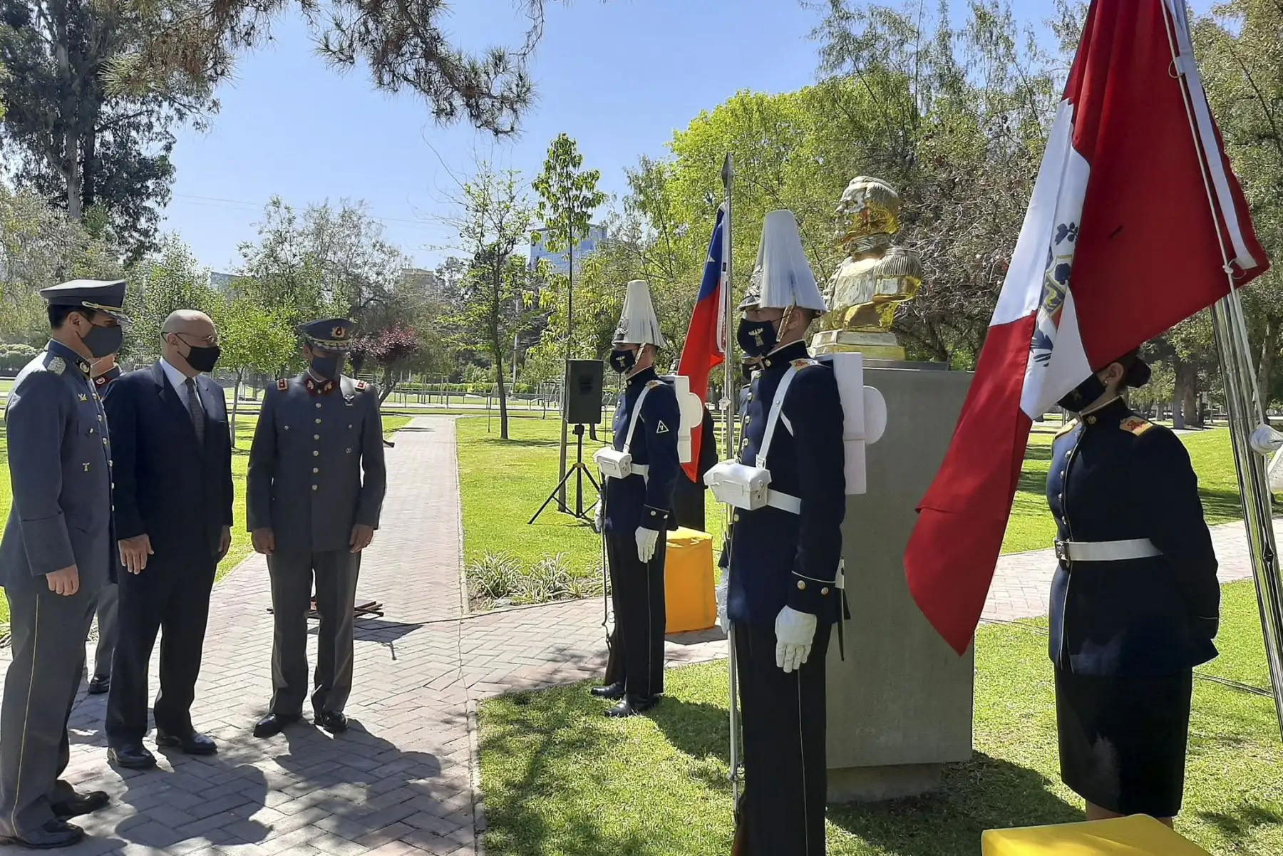 En una solemne ceremonia el Embajador del Perú en Chile, Jaime Pomareda Montenegro y el Comandante de Educación y Doctrina del Ejército de Chile, General de División Javier Iturriaga del Campo, develaron un busto del Coronel Francisco Bolognesi Cervantes, héroe y mártir del Perú, en el Paseo de los Próceres de la Escuela Militar General Bernardo O’Higgins de Chile. Foto: @El PeruenChile