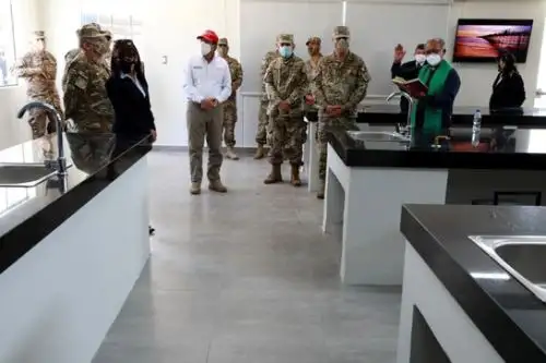 El ministro de Defensa, Jorge Chavez Cresta, visitó la IE FAP Renán Elías Olivera, en Chiclayo. Foto: ANDINA/Difusión