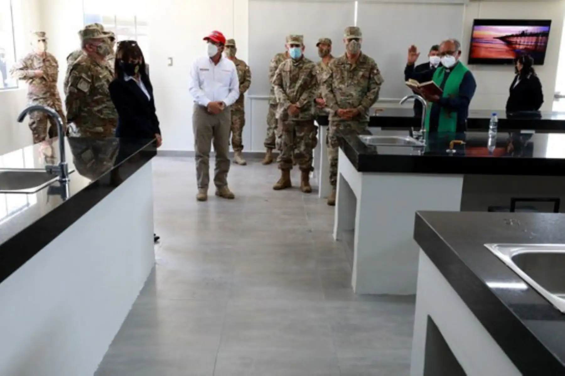 El ministro de Defensa, Jorge Chavez Cresta, visitó la IE FAP Renán Elías Olivera, en Chiclayo. Foto: ANDINA/Difusión