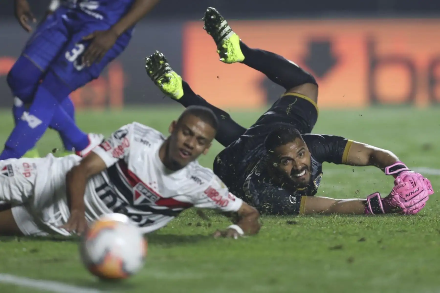 El arquero peruano Binacional Raúl Fernández mira el balón durante el partido de fútbol a puerta cerrada de la fase de grupos de la Copa Libertadores contra el brasileño Sao Paulo en el estadio Morumbi en Sao Paulo, Brasil. Foto: AFP
