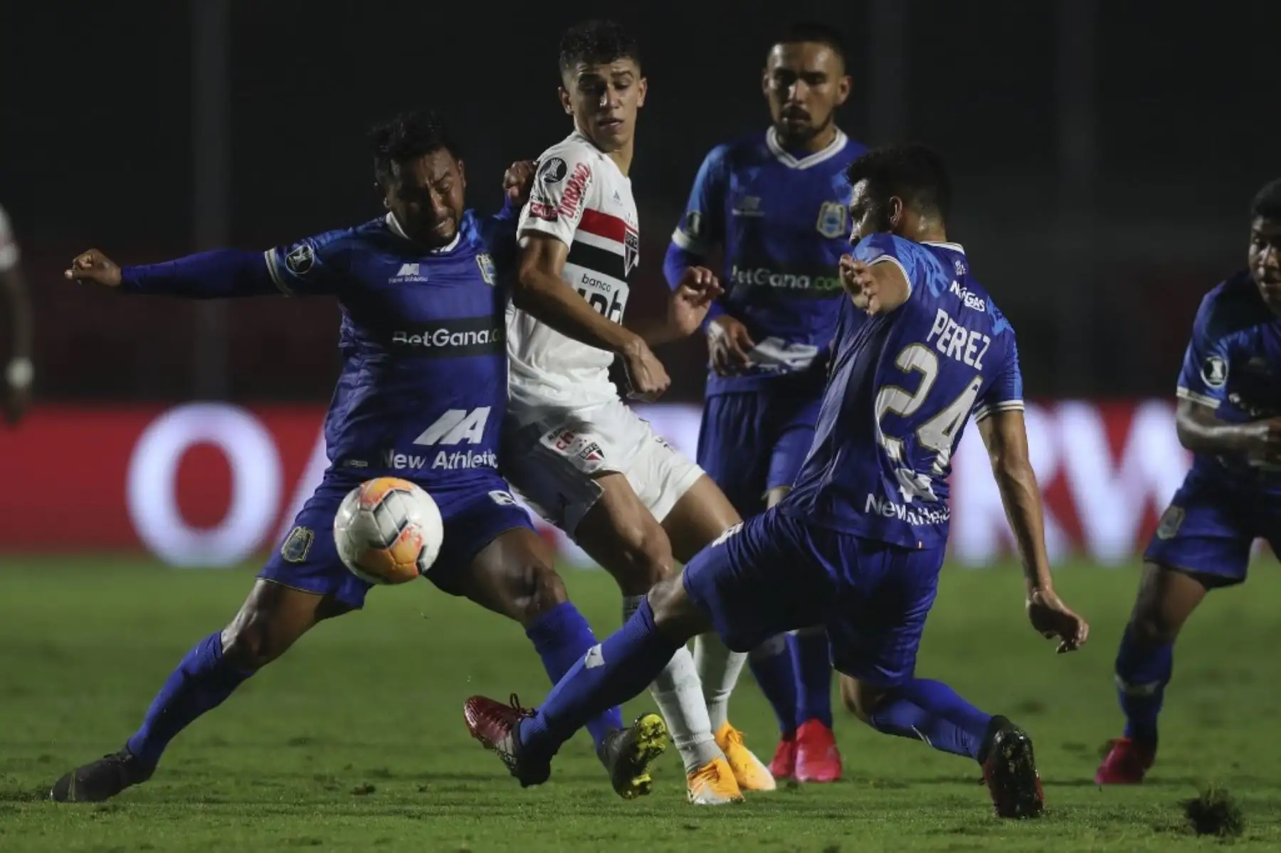 El mediocampista brasileño de Sao Paulo, Vitor Bueno, y el mediocampista de la Binacional de Perú, Ángel Ojeda, disputan el balón durante su partido de fútbol a puerta cerrada en la fase de grupos de la Copa Libertadores en el estadio Morumbi en Sao Paulo, Brasil. Foto: AFP