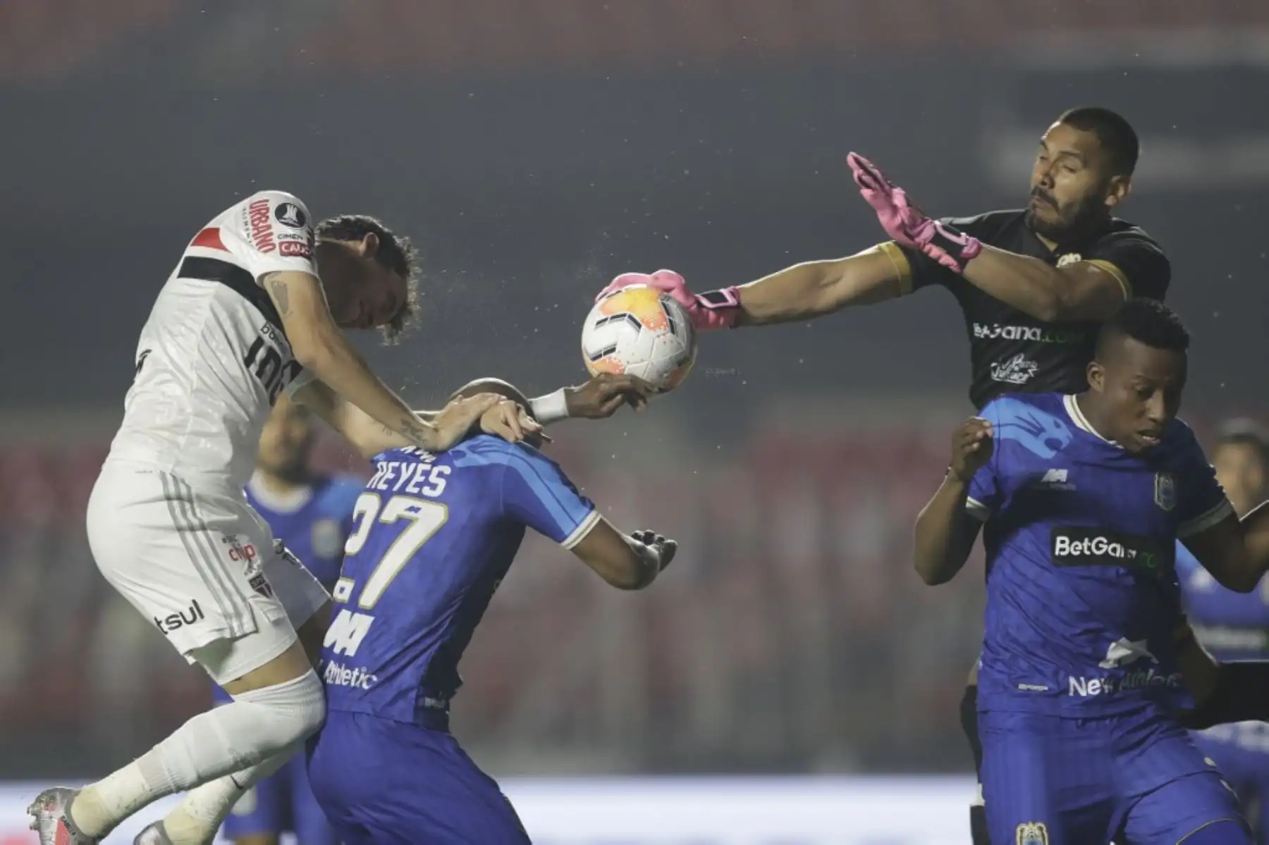 El defensa Binacional de Perú Jeickson Reyes (C) y el delantero brasileño de Sao Paulo Pablo compiten por el balón durante su partido de fútbol a puerta cerrada en la fase de grupos de la Copa Libertadores en el estadio Morumbi en Sao Paulo, Brasil. Foto: AFP