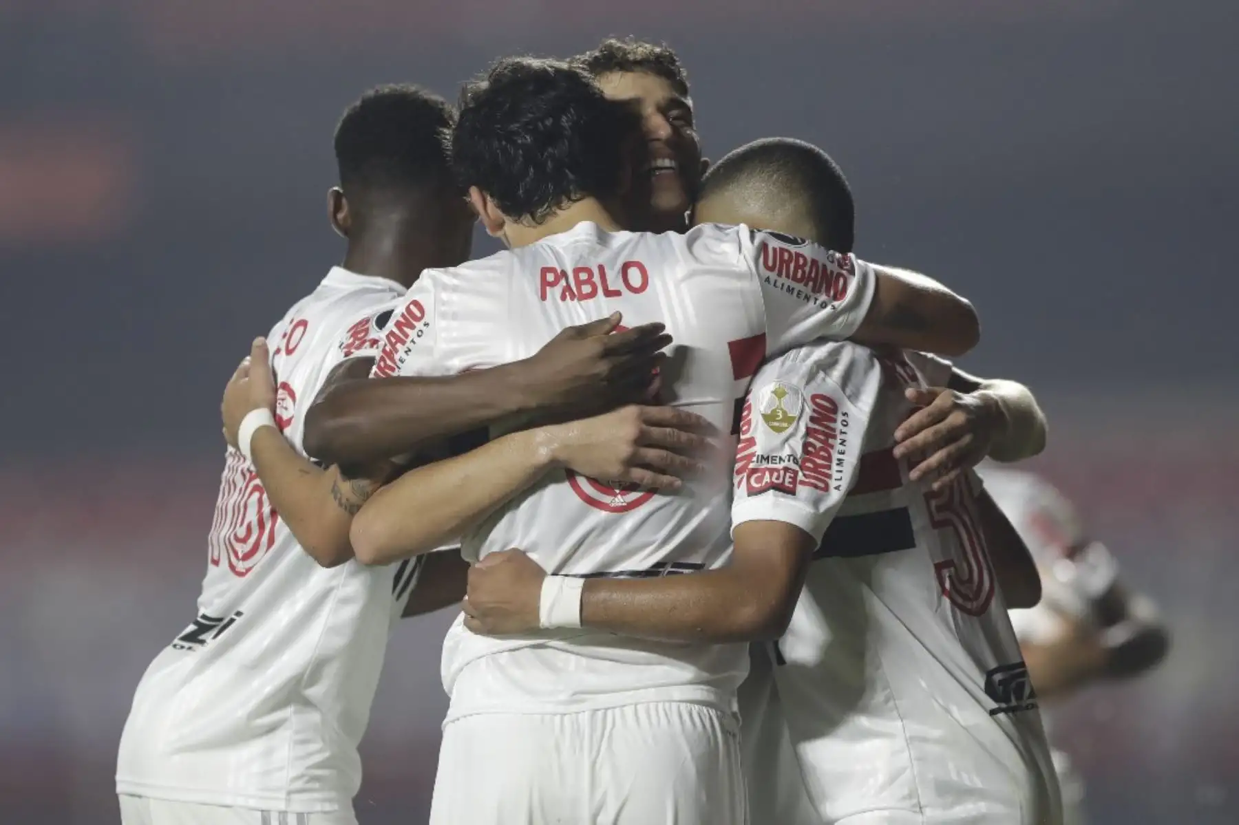 El delantero brasileño de Sao Paulo Pablo celebra con sus compañeros de equipo después de anotar contra la Binacional de Perú durante su partido de fútbol a puerta cerrada de la fase de grupos de la Copa Libertadores en el estadio Morumbi en Sao Paulo, Brasil. Foto: AFP
