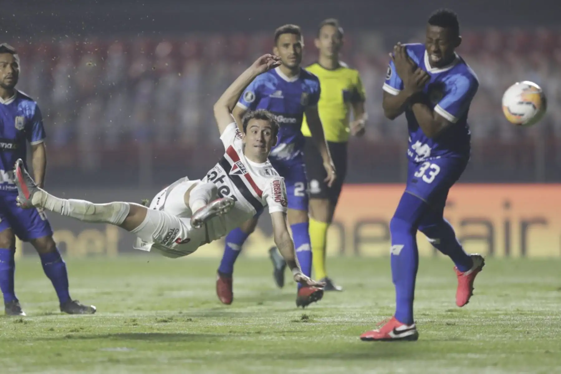 El delantero brasileño de Sao Paulo Pablo anota contra la Binacional de Perú durante su partido de fútbol a puerta cerrada en la fase de grupos de la Copa Libertadores en el estadio Morumbi en Sao Paulo, Brasil. Foto: AFP