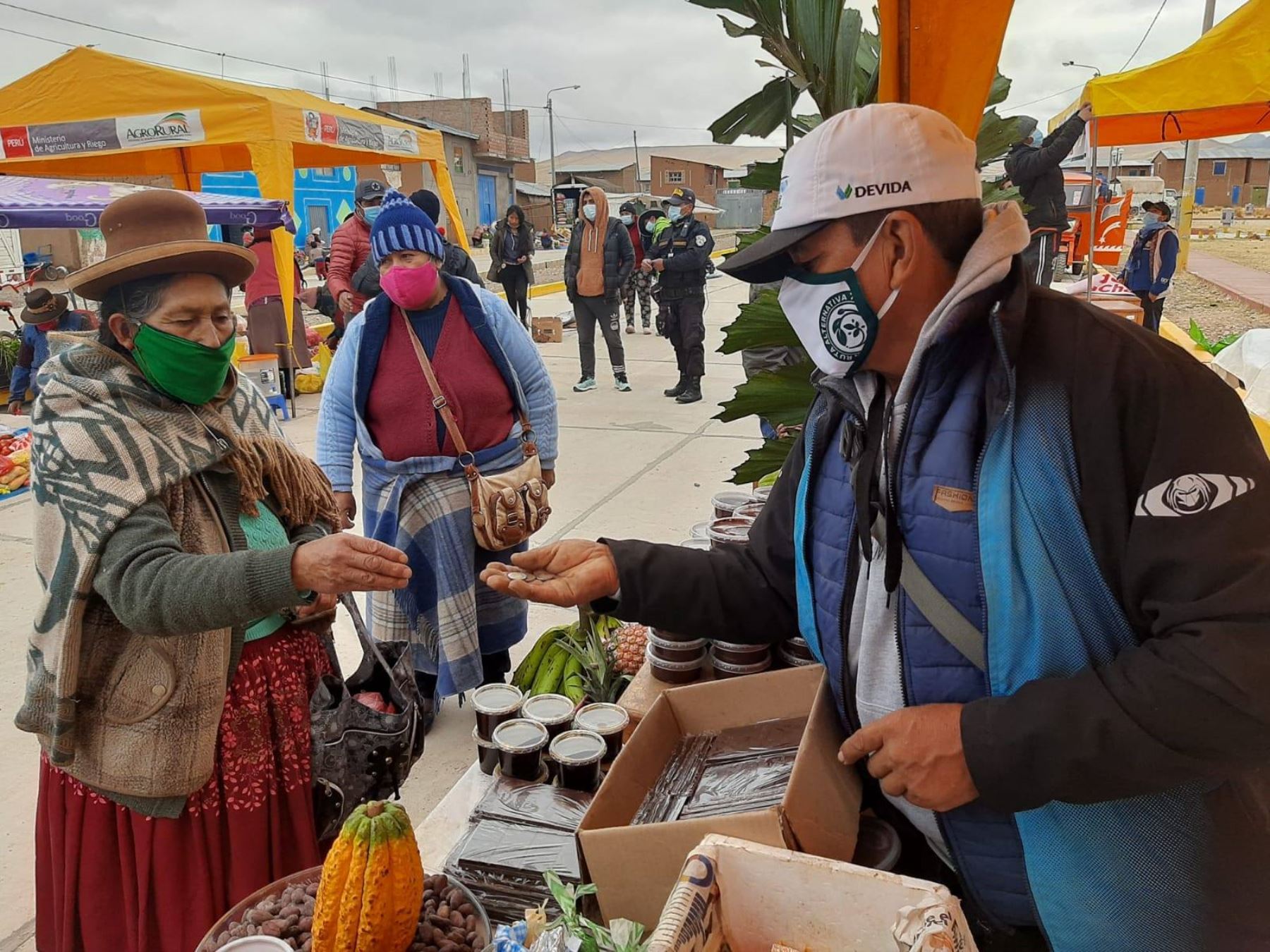 Productores de cacao del valle de San Gabán, en Puno se benefician con mercados de la Chacra a la Olla que se desarrollan en la región y obtienen más ingresos económicos. ANDINA/Difusión