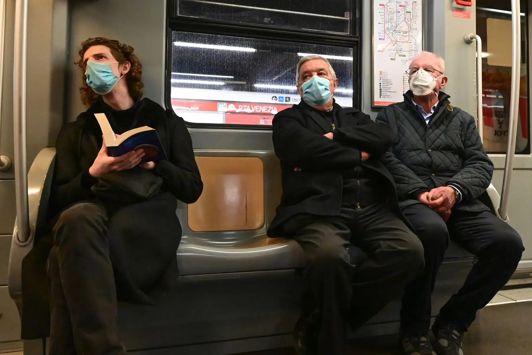 Ciudadanos utilizan mascarillas en una de las líneas del metro de Milán luego que el gobierno obligara su uso para contrarrestar la propagación del coronavirus. Foto: AFP