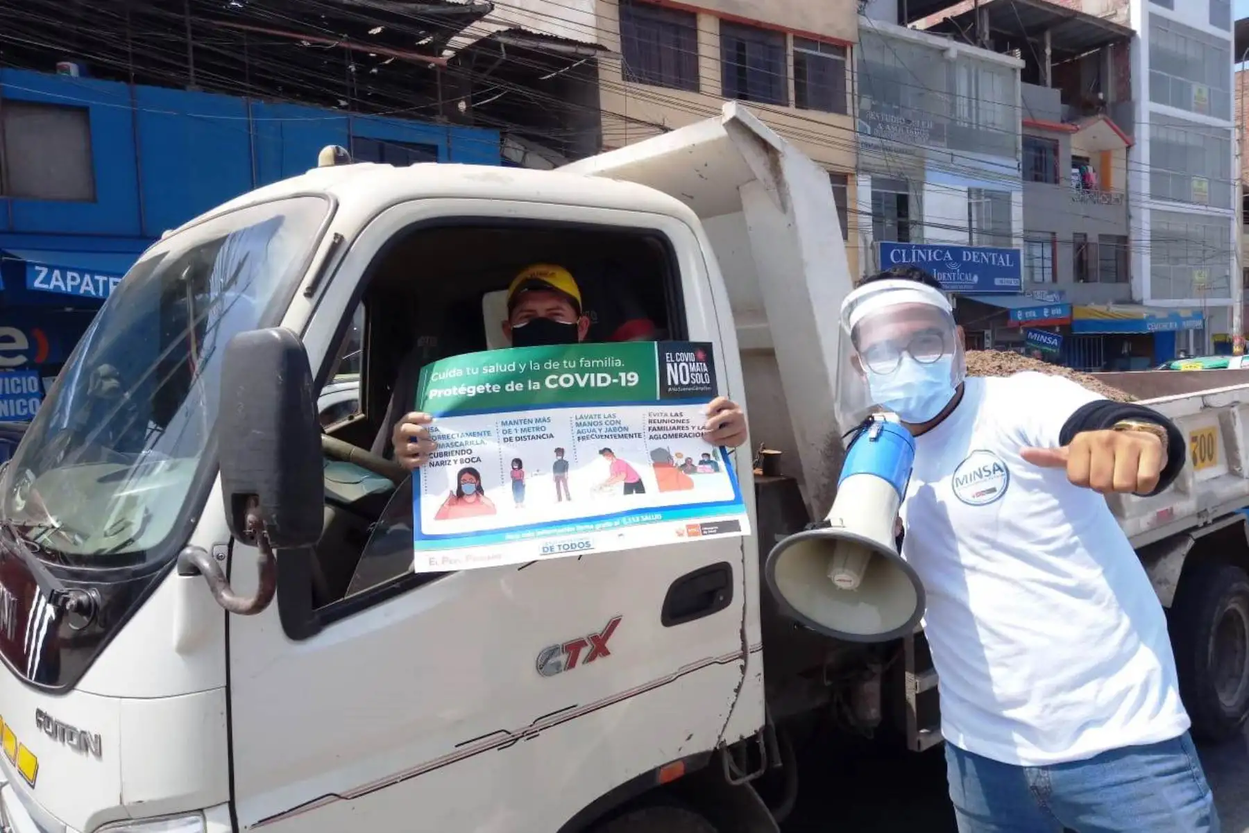 Ministerio de Salud, recorre las principales avenidas del distrito de Villa El Salvador brindando a la población información sobre las medidas de prevención para evitar el contagio del Covid -19 en el transporte público y mercados.
Foto:ANDINA/DIRIS LimaSur