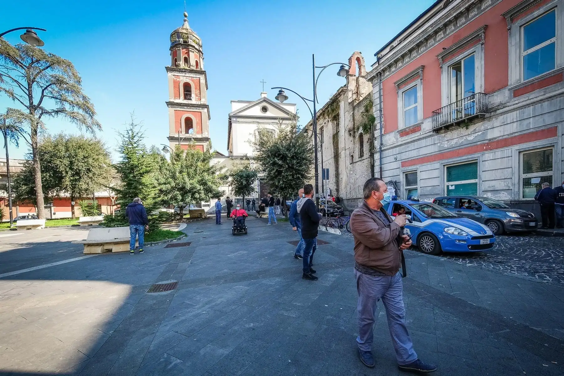 Personas se desplazan en Arzano, cerca de Nápoles, sur de Italia, en medio de la pandemia del coronavirus. La ciudad de Arzano ha sido declarada zona roja debido al aumento de contagios. Foto: EFE