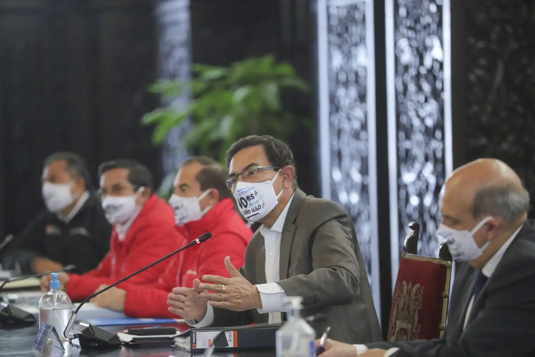 Presidente de la República, Martín Vizcarra en el marco del consejo de ministros, encabezó el lanzamiento de la campaña del Ministerio del Ambiente: Nuestro planeta no es de un solo uso, campaña que busca incentivar el uso de mascarillas reutilizables y empaques biodegradables, así como compostables en el delivery. Foto: ANDINA/Prensa Presidencia