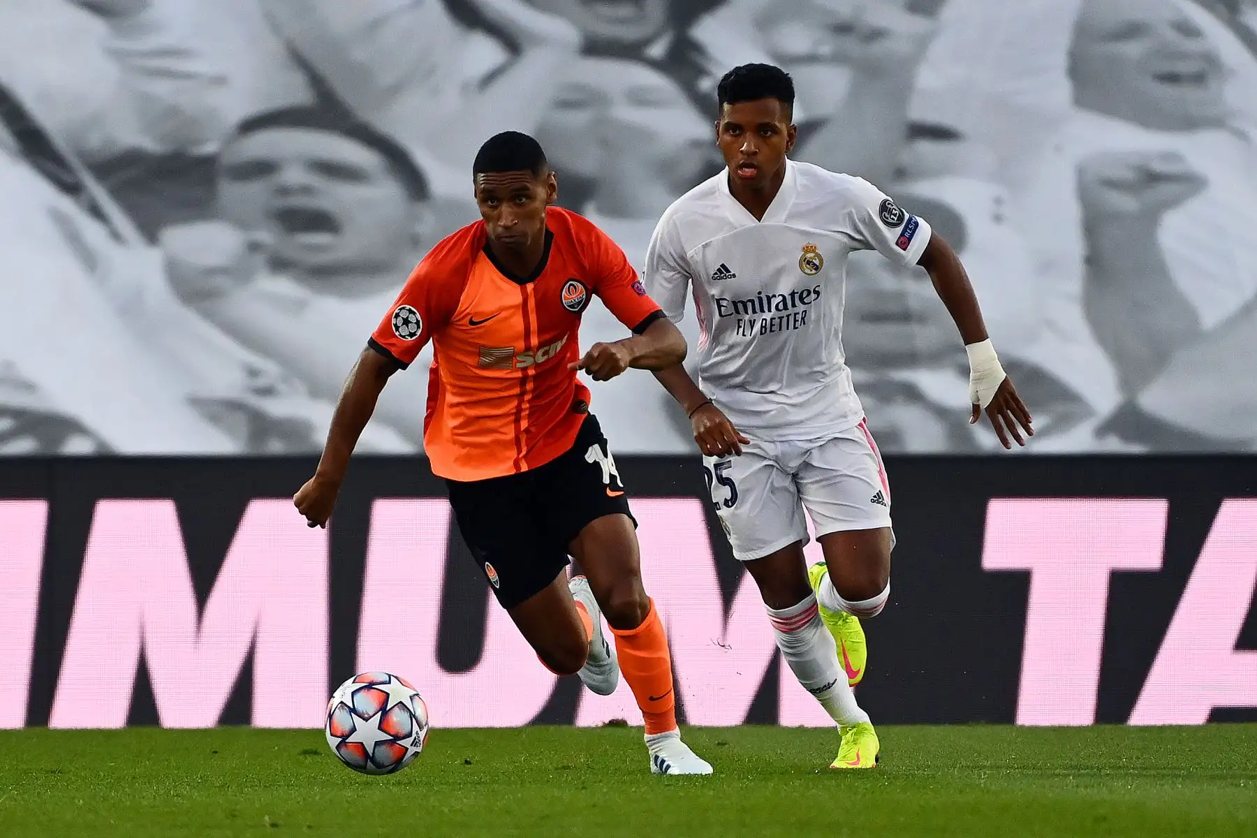 El delantero brasileño del Shakhtar Donetsk, Tete, desafía al delantero brasileño del Real Madri, Rodrygo, durante el partido de fútbol del grupo B de la Liga de Campeones de la UEFA. Foto: AFP