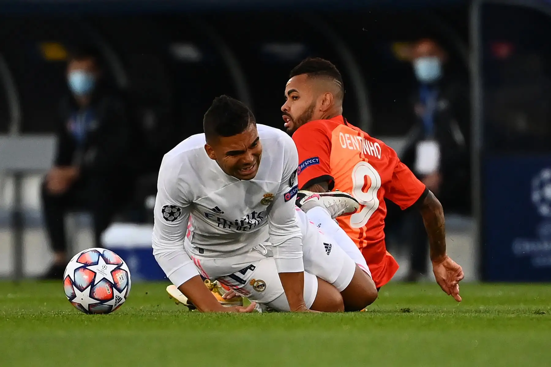 El mediocampista brasileño del Real Madrid, Casemiro, desafía al mediocampista brasileño del Shakhtar Donetsk, Dentinho, durante el partido de fútbol del grupo B de la Liga de Campeones de la UEFA. Foto: AFP