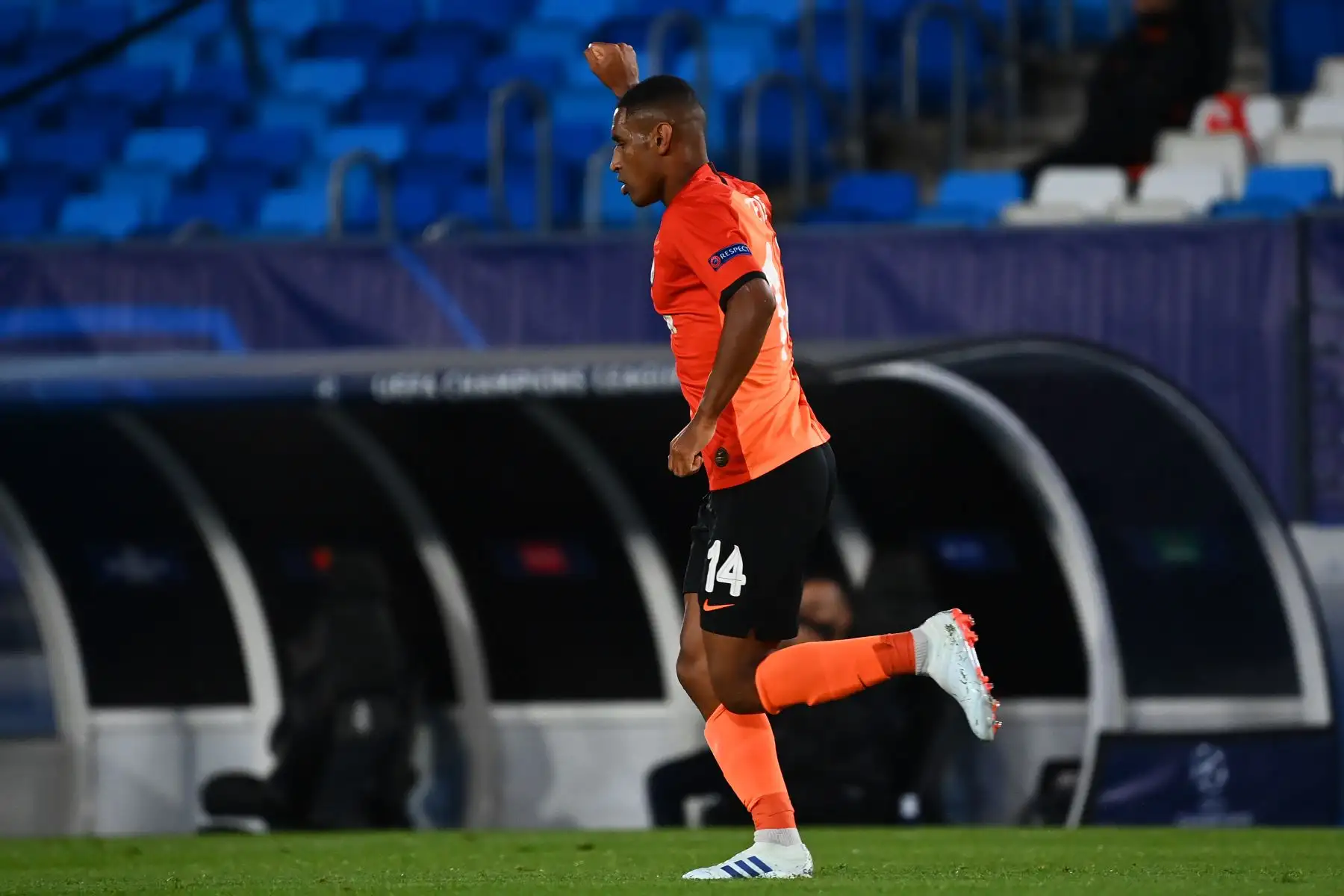 El delantero brasileño del Shakhtar Donetsk, Tete, celebra tras marcar un gol al Real Madrid durante el partido de fútbol del grupo B de la Liga de Campeones de la UEFA. Foto: AFP