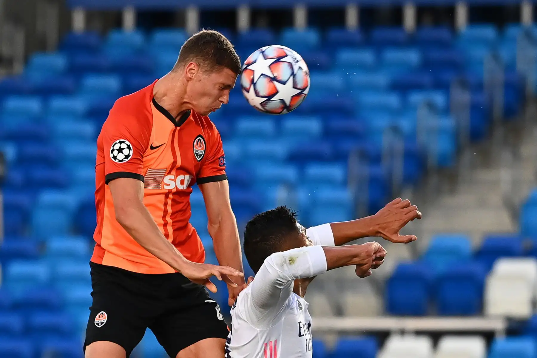 El mediocampista brasileño del Real Madrid, Casemiro, desafía al defensor ucraniano del Shakhtar Donetsk, Valeriy Bondar, durante el partido de fútbol del grupo B de la Liga de Campeones de la UEFA. Foto: AFP
