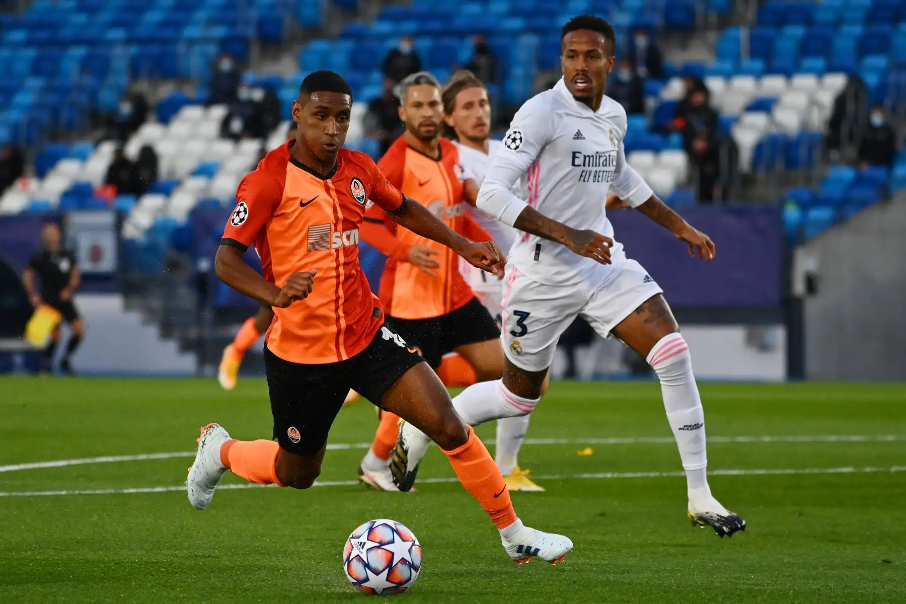 El delantero brasileño del Shakhtar Donetsk, Tete, desafía al defensor brasileño del Real Madrid, Eder Militao, durante el partido de fútbol del grupo B de la Liga de Campeones de la UEFA. Foto: AFP