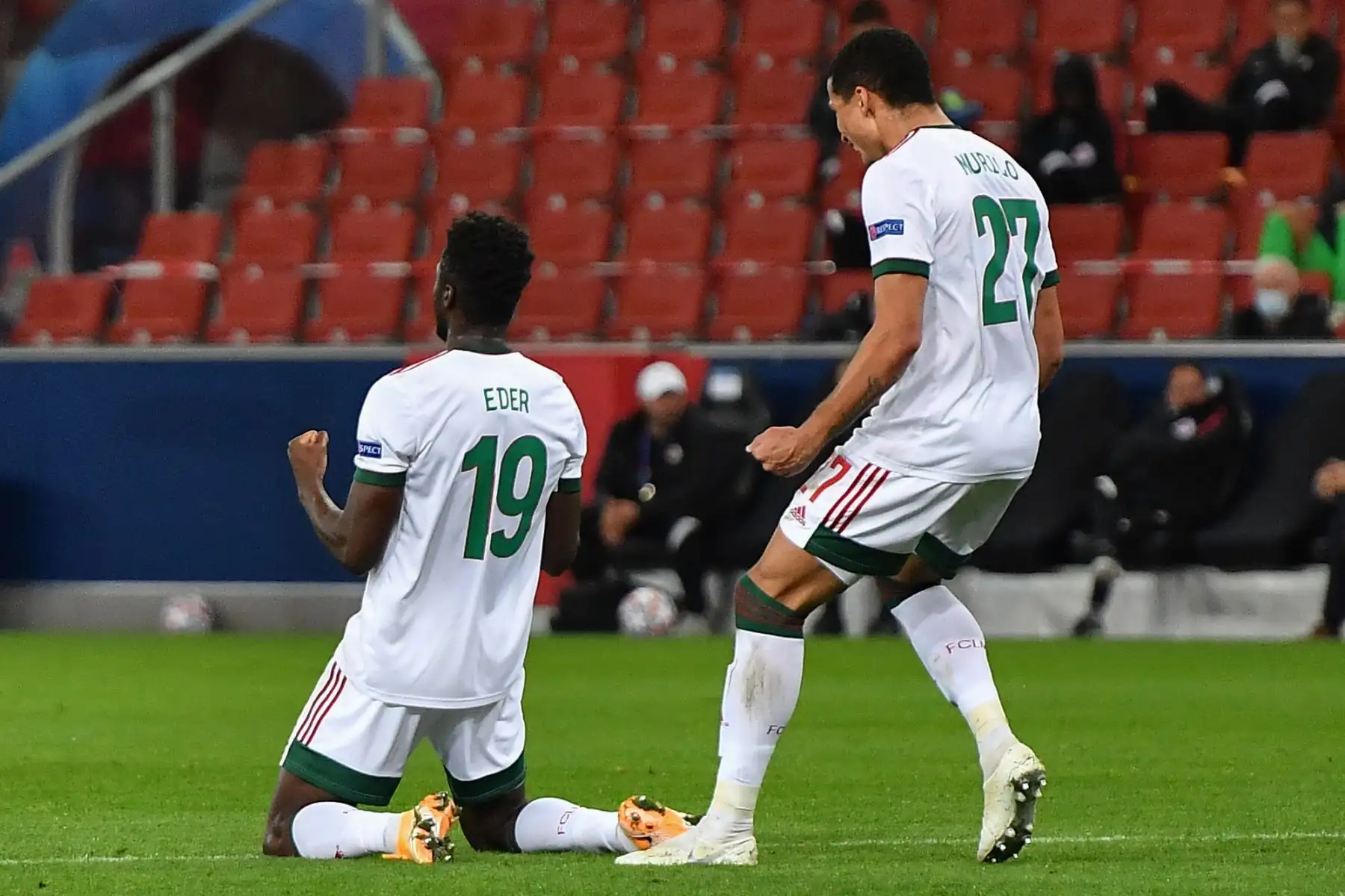 El delantero portugués del Lokomotiv, Moscú Eder, celebra el gol de apertura con su compañero de equipo, el defensor brasileño Murilo Cerqueira durante el partido de fútbol del Grupo A de la Liga de Campeones de la UEFA. Foto: AFP