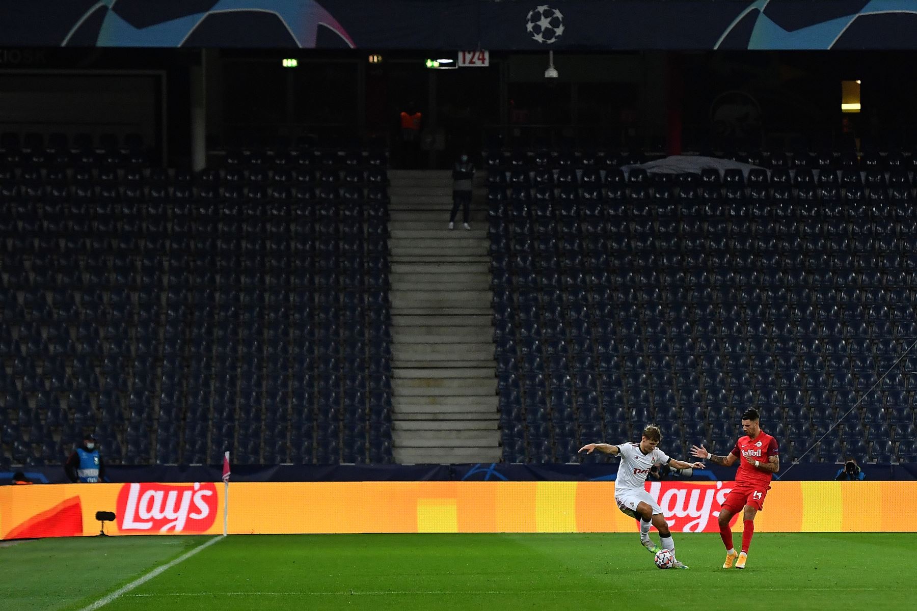 Una parte de las tribunas lucen vacías durante el partido de fútbol entre Salzburgo v Lokomotiv por el Grupo A de la Liga de Campeones de la UEFA. Foto: AFP